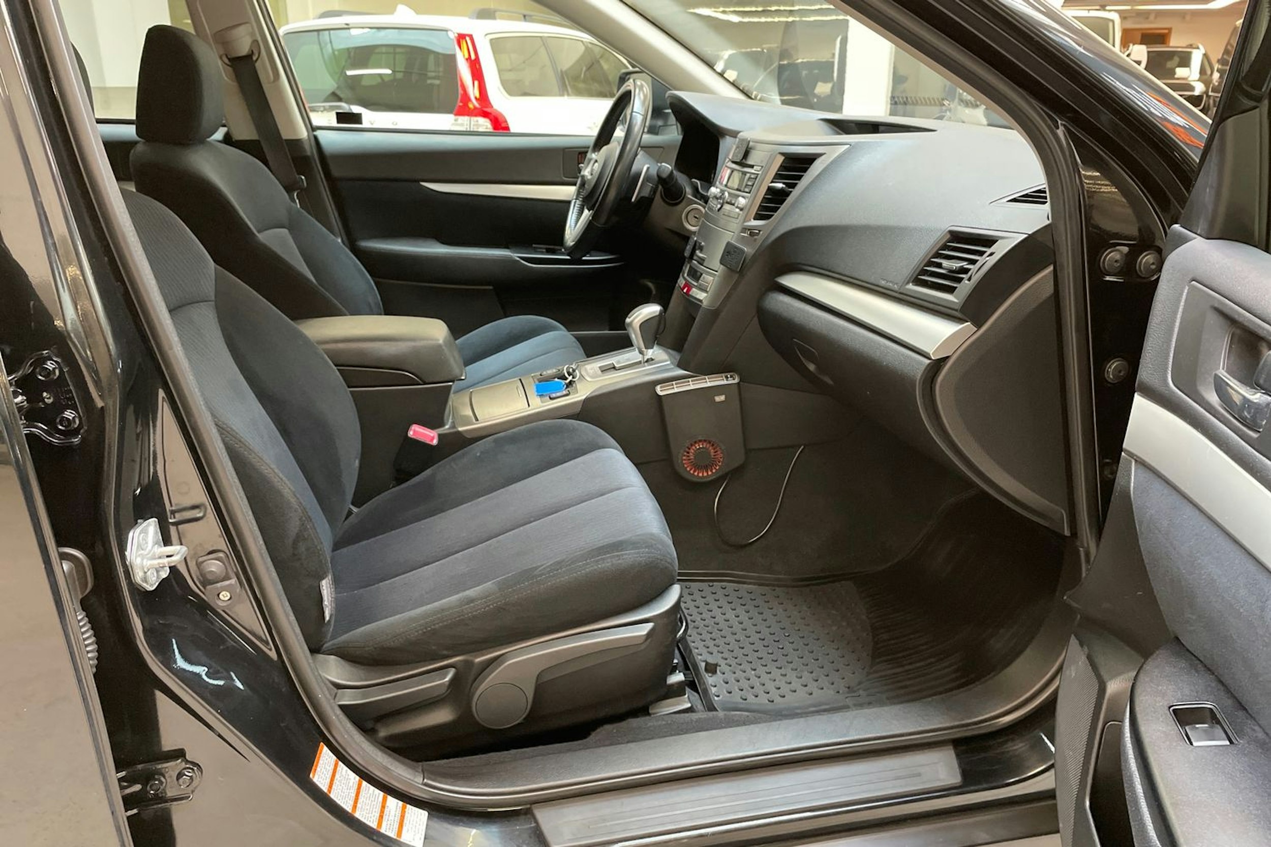 musta Subaru Outback 2011 kuva 16.