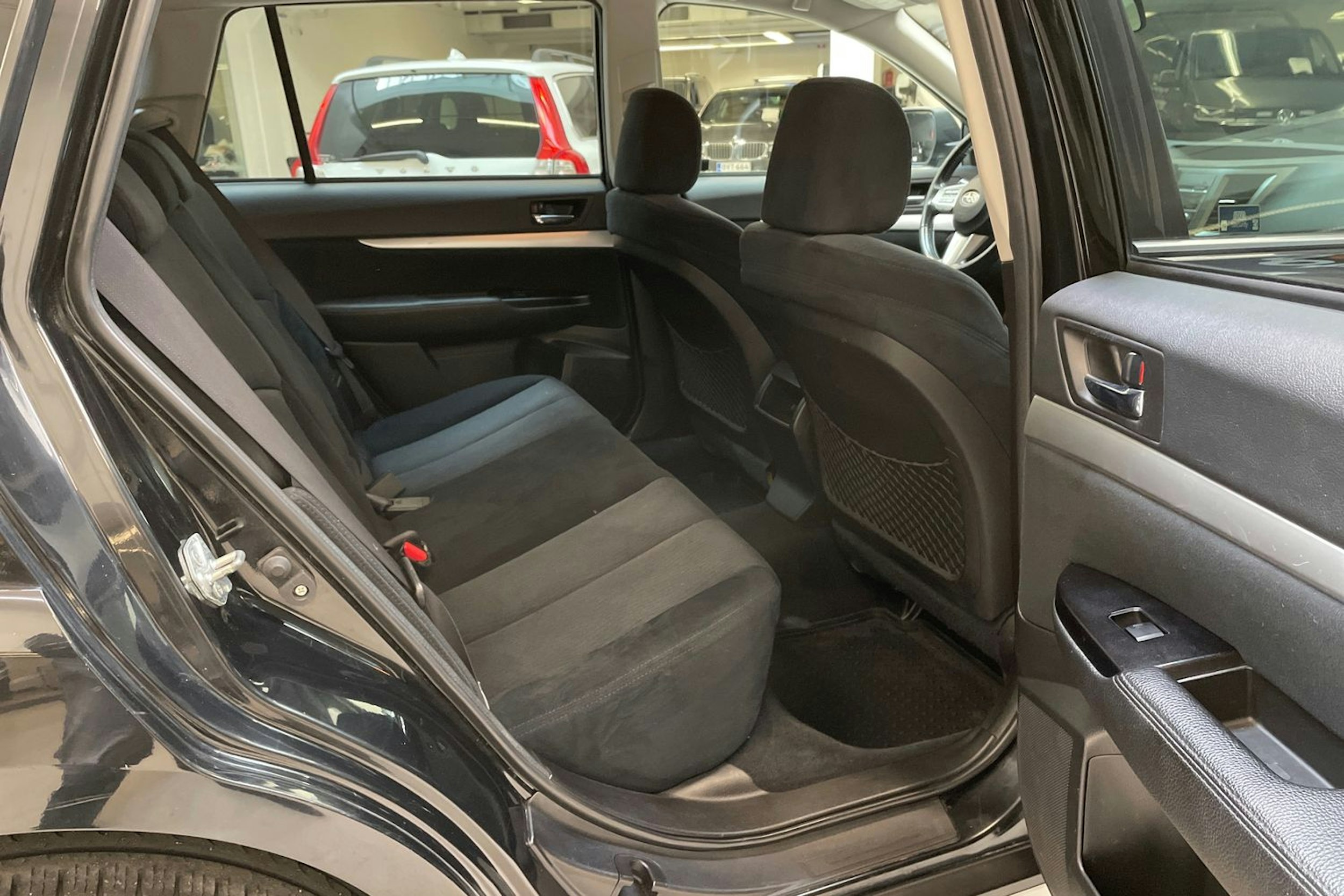 musta Subaru Outback 2011 kuva 17.