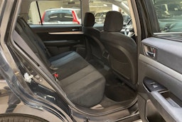 musta Subaru Outback 2011 kuva 17.