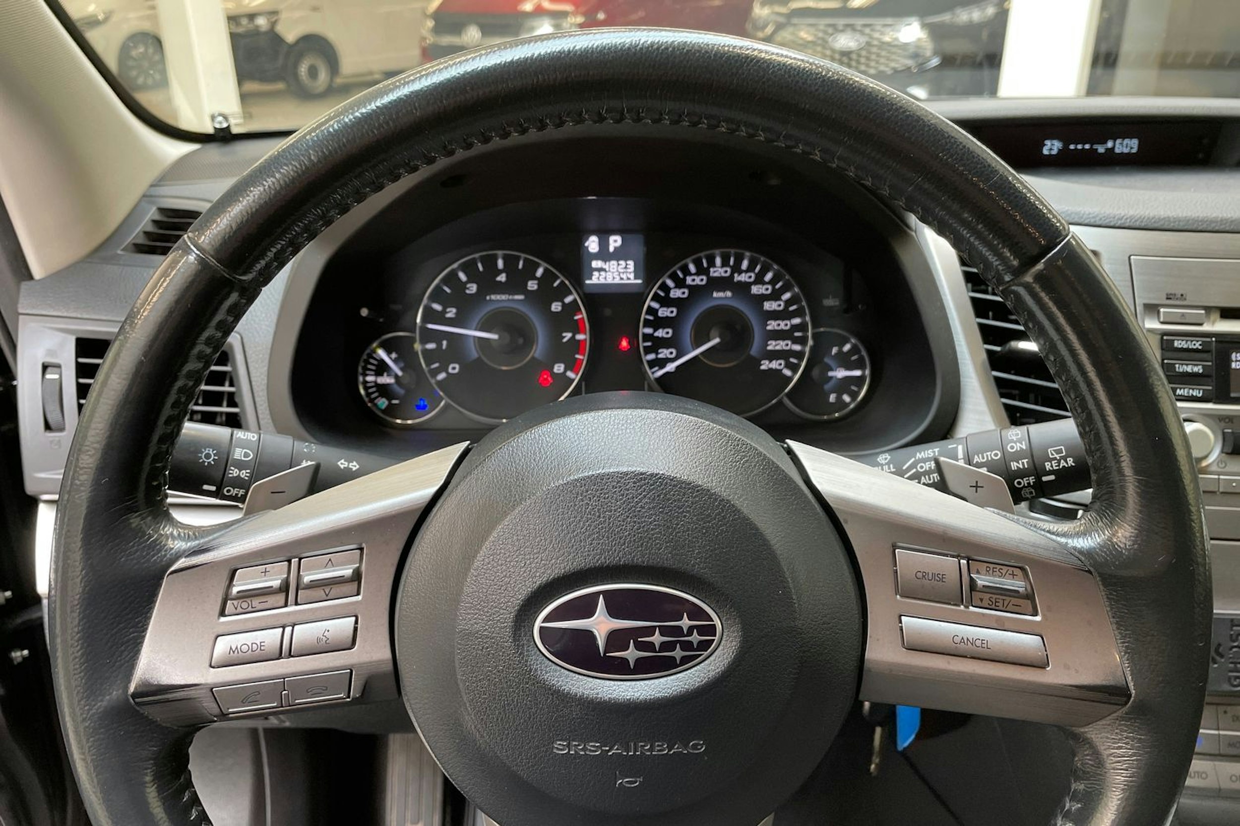 musta Subaru Outback 2011 kuva 22.
