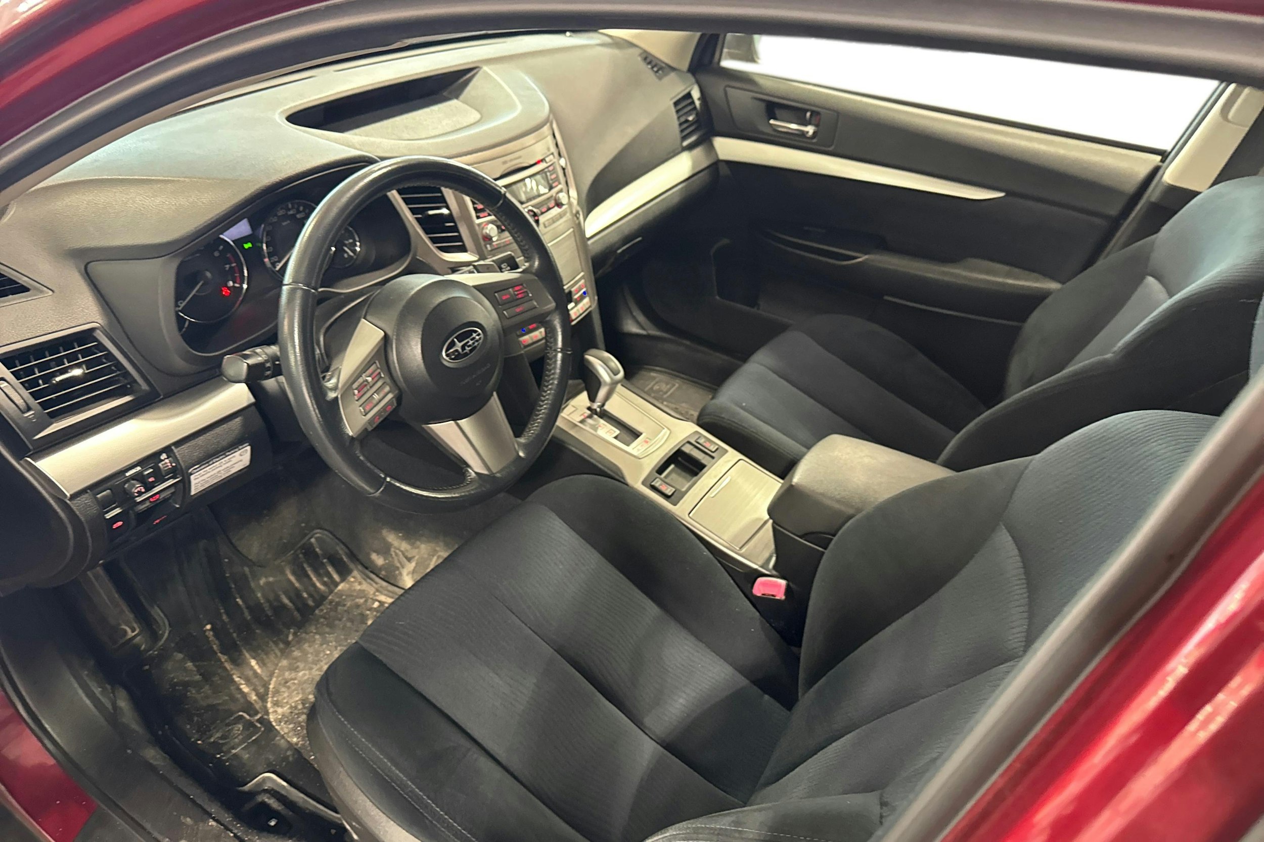 punainen Subaru Outback 2011 kuva 3.