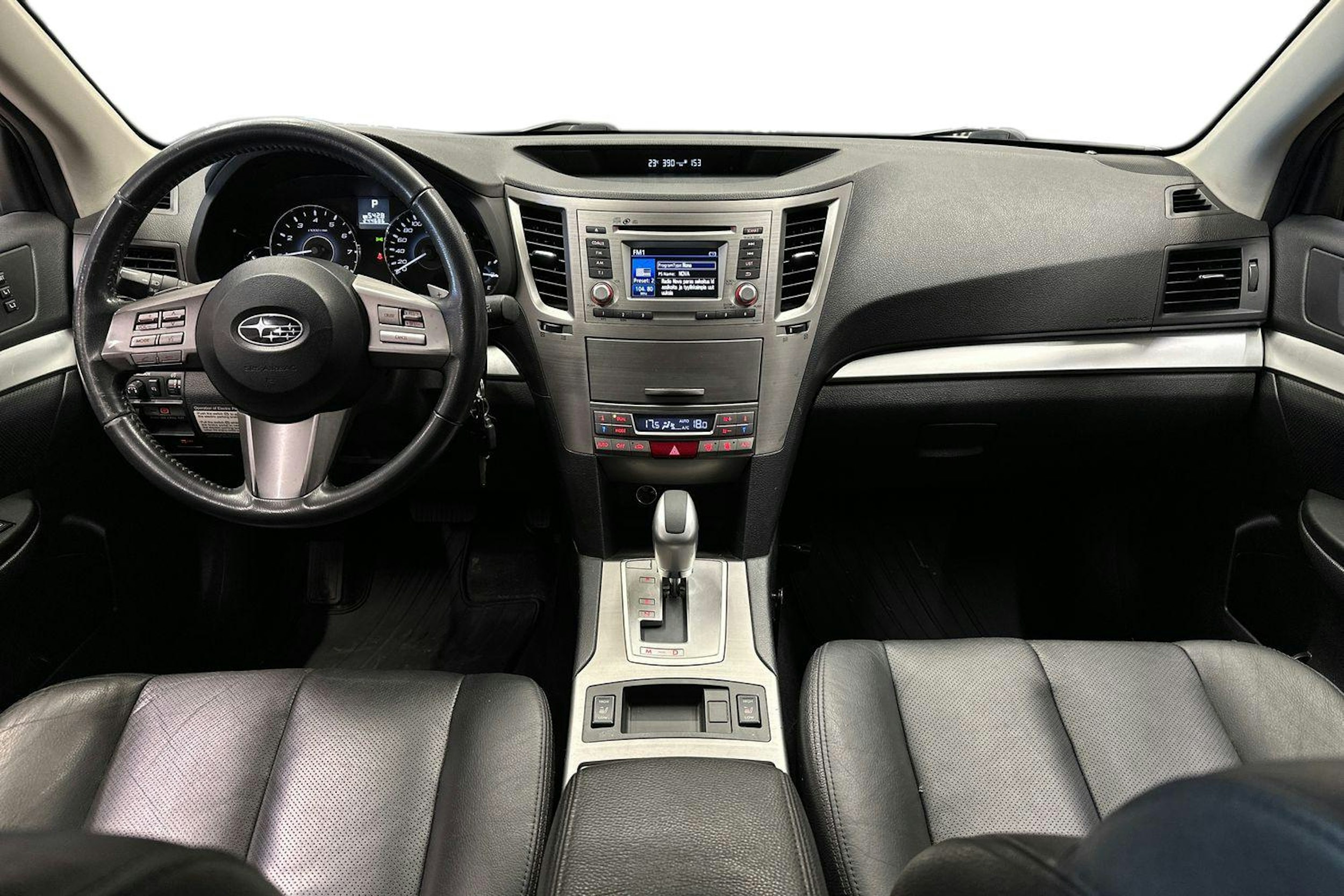 valkoinen Subaru Outback 2012 kuva 10.