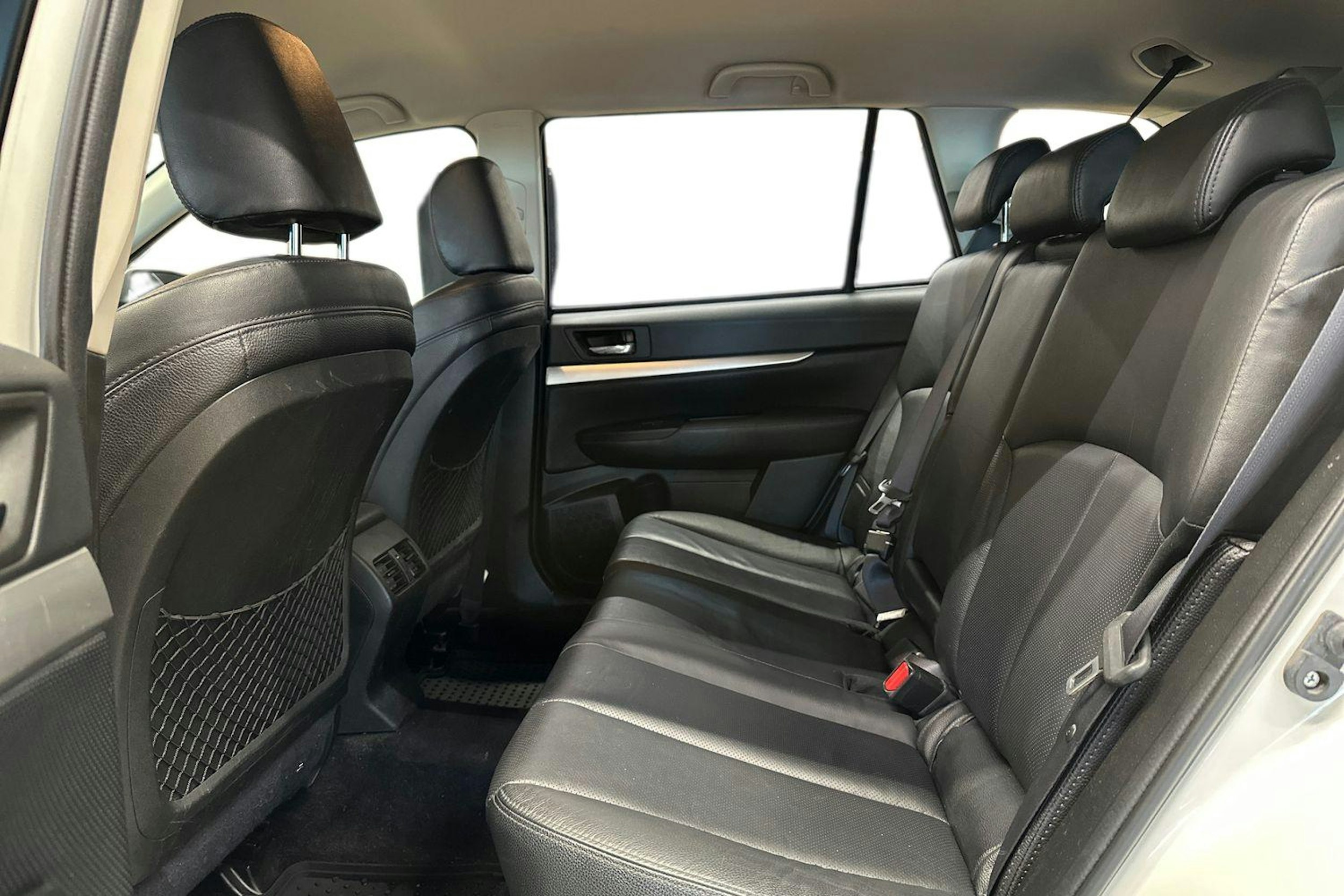 valkoinen Subaru Outback 2012 kuva 11.