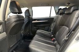 valkoinen Subaru Outback 2012 kuva 11.
