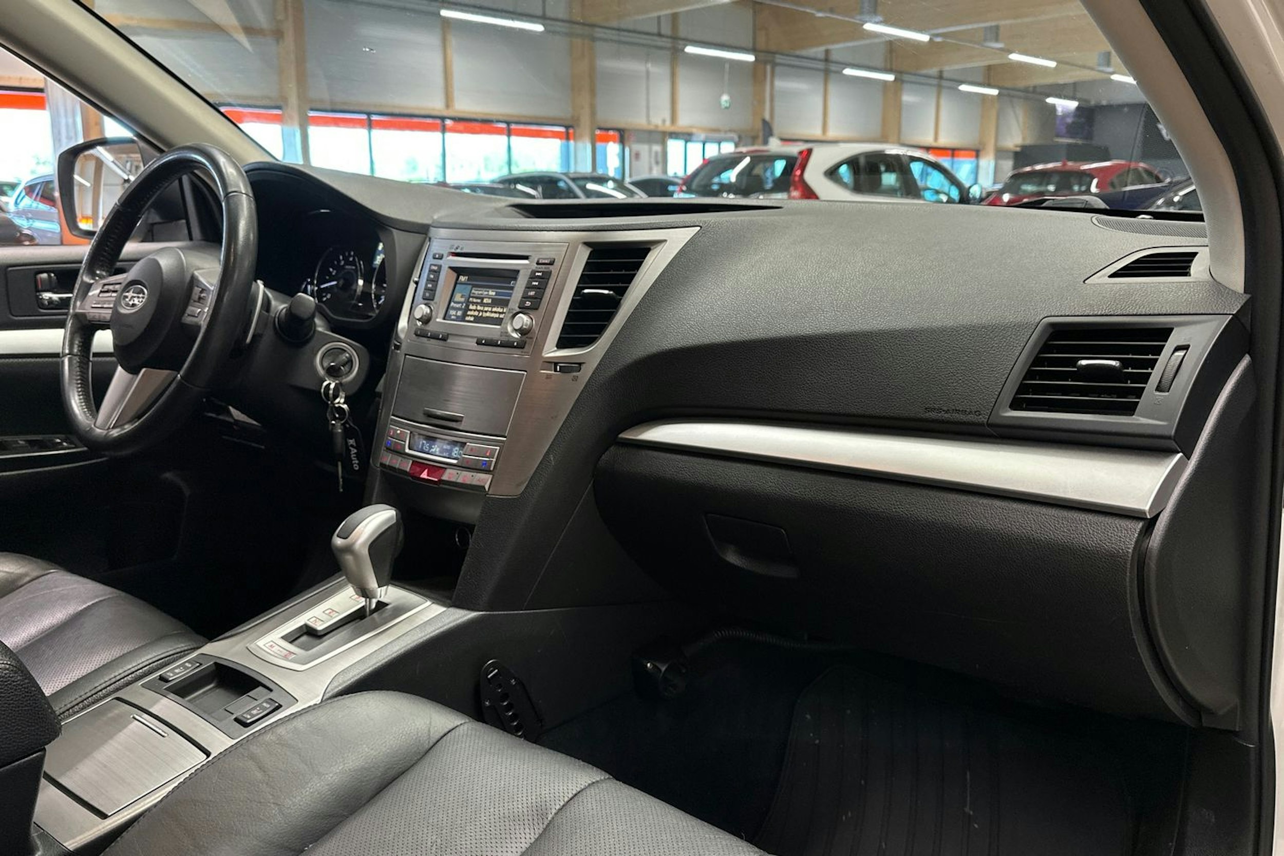 valkoinen Subaru Outback 2012 kuva 12.