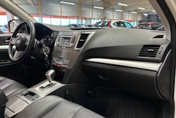 valkoinen Subaru Outback 2012 kuva 12.