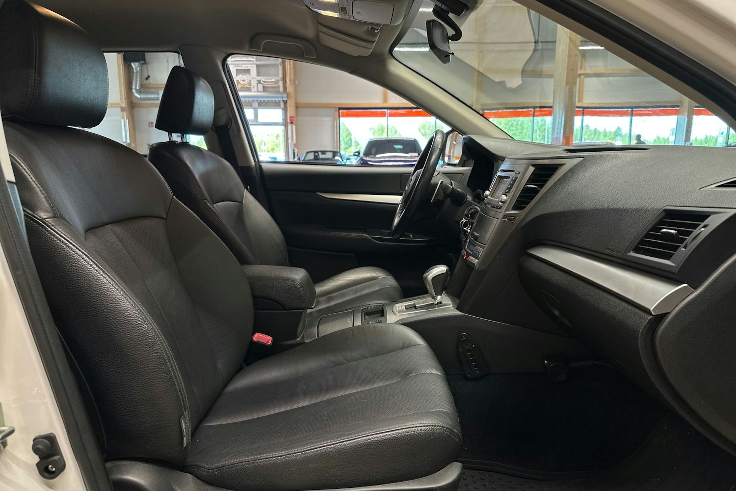 valkoinen Subaru Outback 2012 kuva 13.