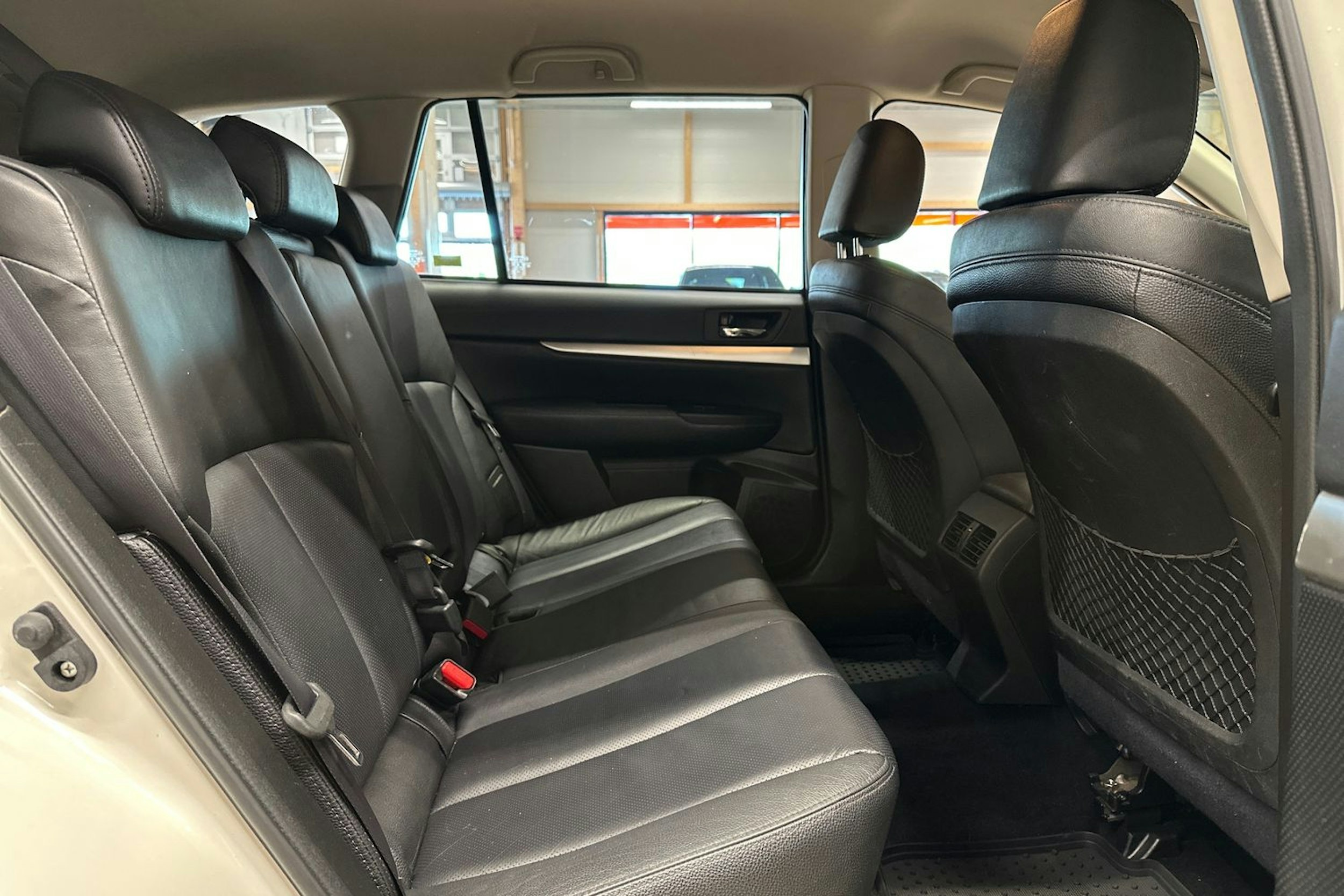 valkoinen Subaru Outback 2012 kuva 14.