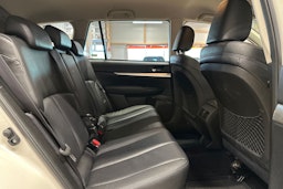 valkoinen Subaru Outback 2012 kuva 14.