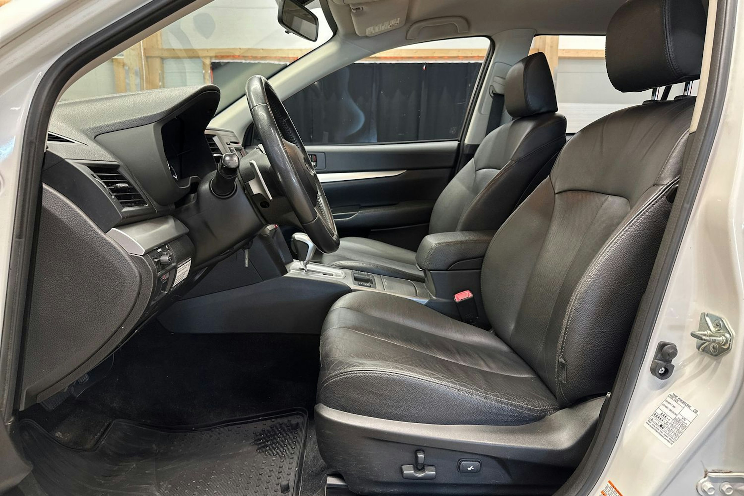 valkoinen Subaru Outback 2012 kuva 15.