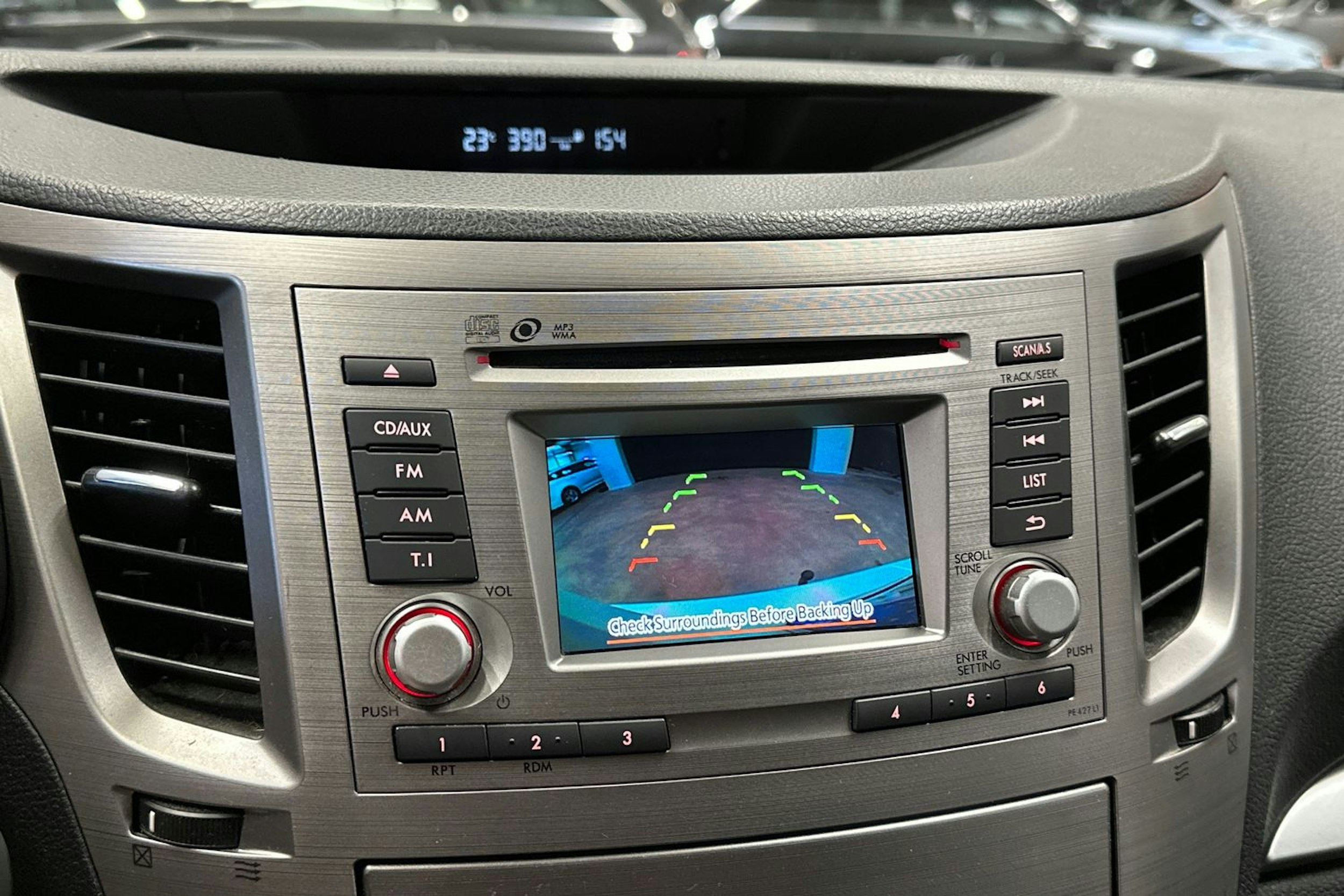 valkoinen Subaru Outback 2012 kuva 18.