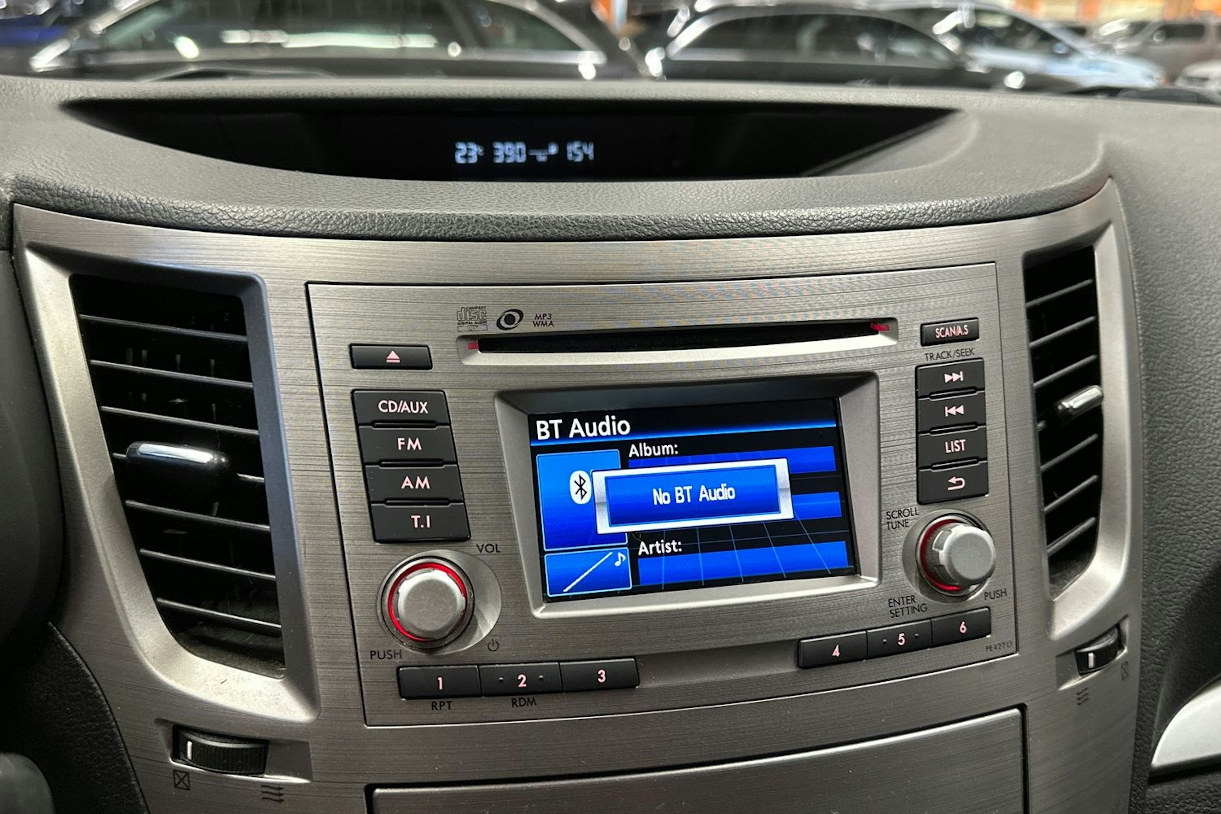 valkoinen Subaru Outback 2012 kuva 19.