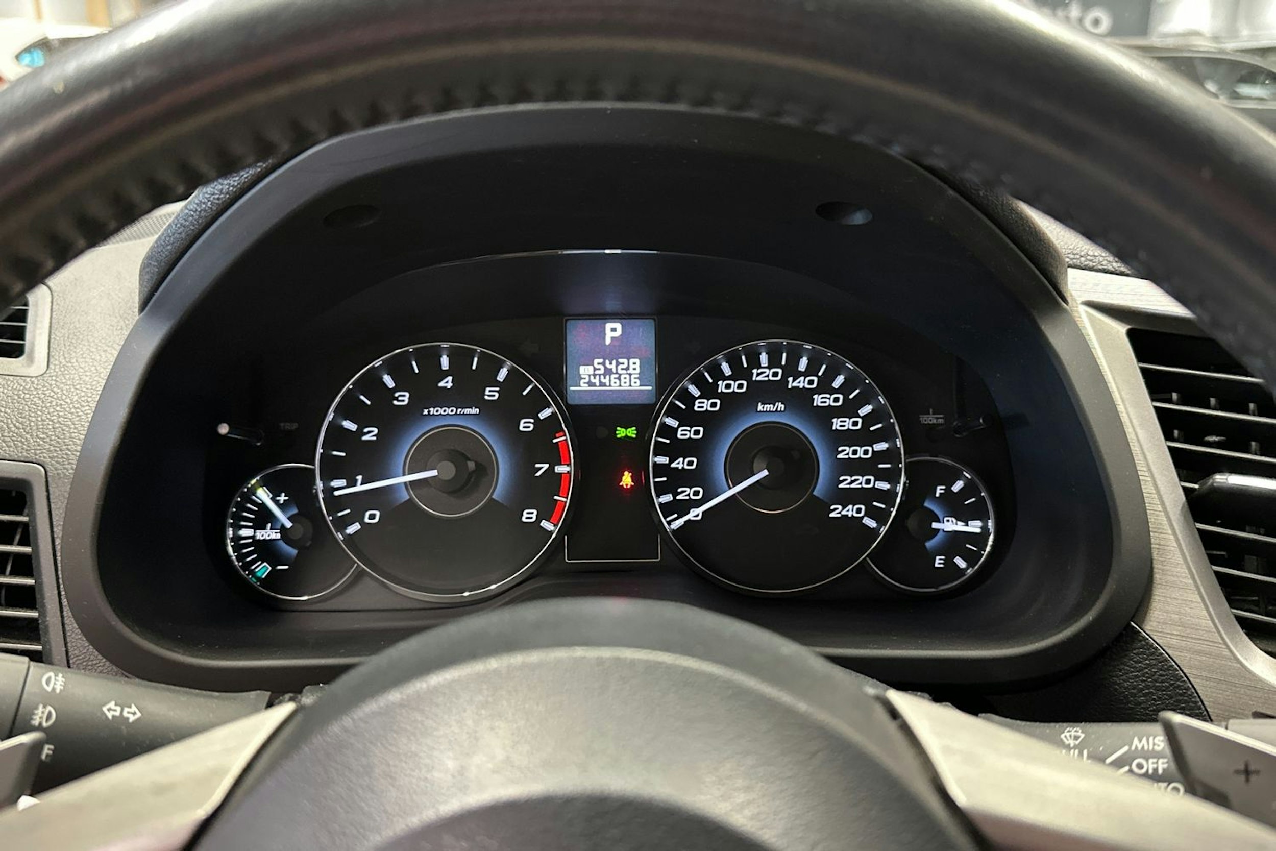 valkoinen Subaru Outback 2012 kuva 22.