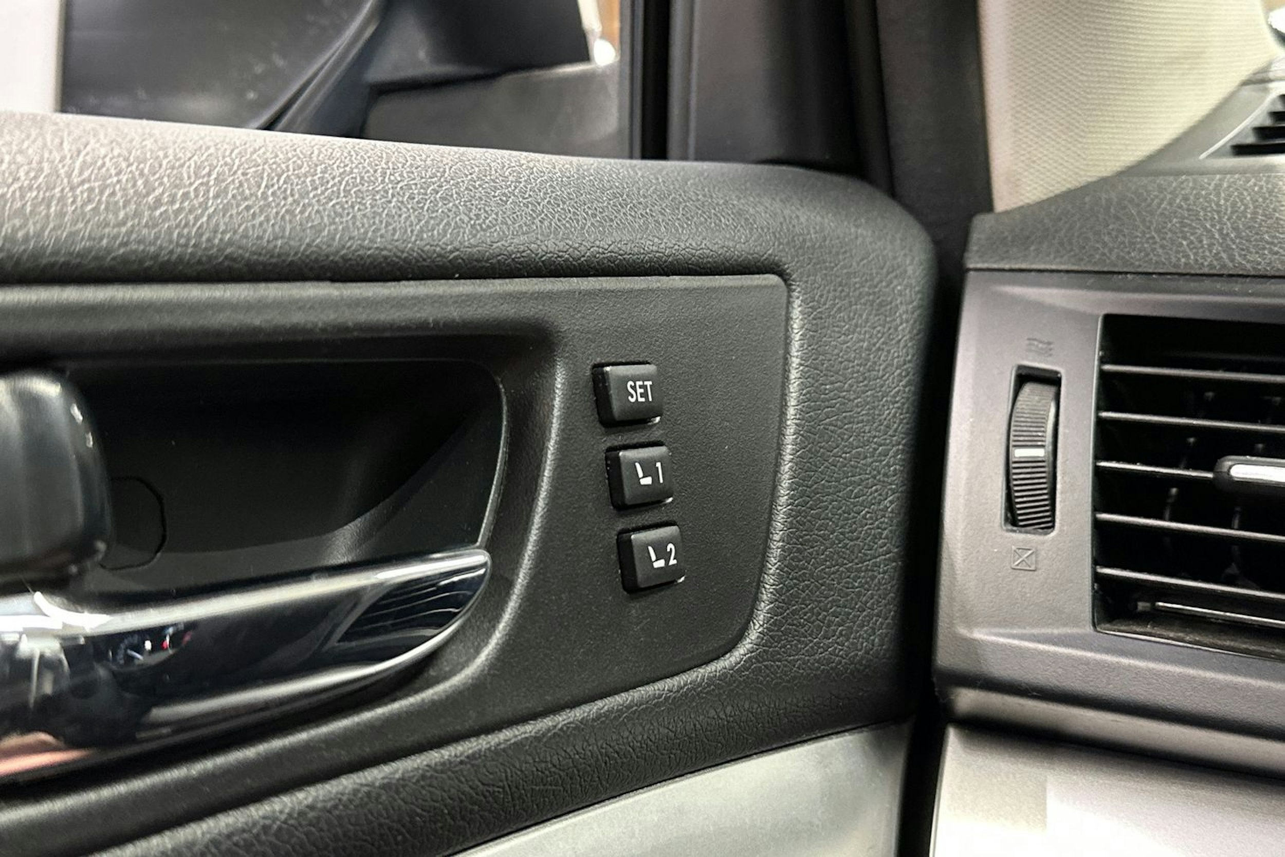 valkoinen Subaru Outback 2012 kuva 26.