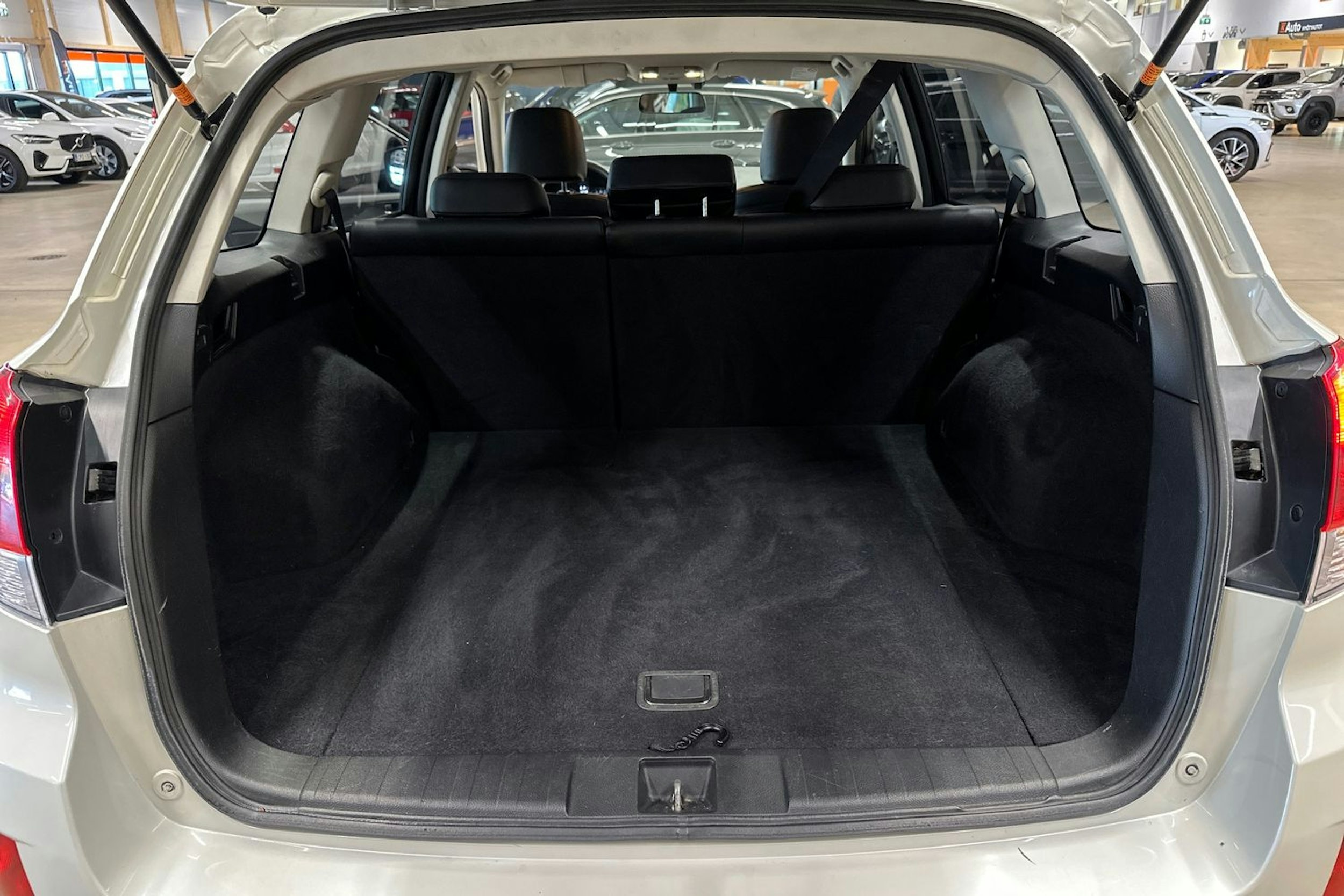 valkoinen Subaru Outback 2012 kuva 28.