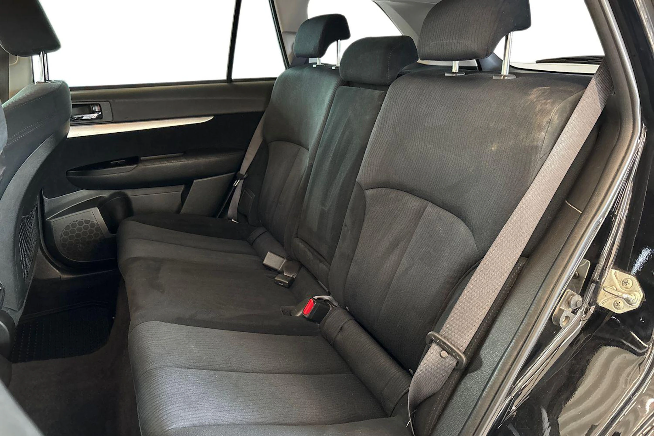 Musta Subaru Outback 2012 kuva 8.