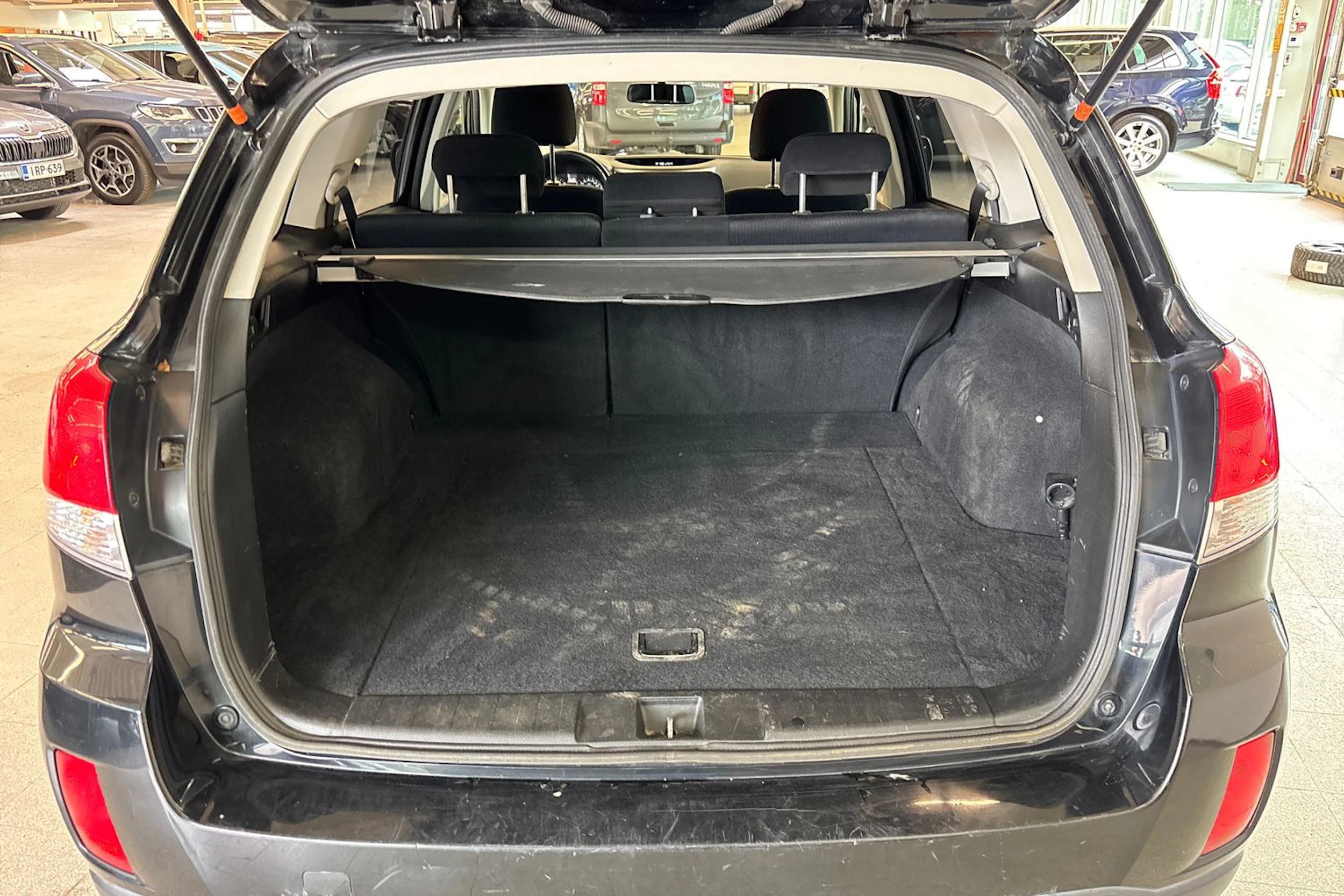 Musta Subaru Outback 2012 kuva 17.