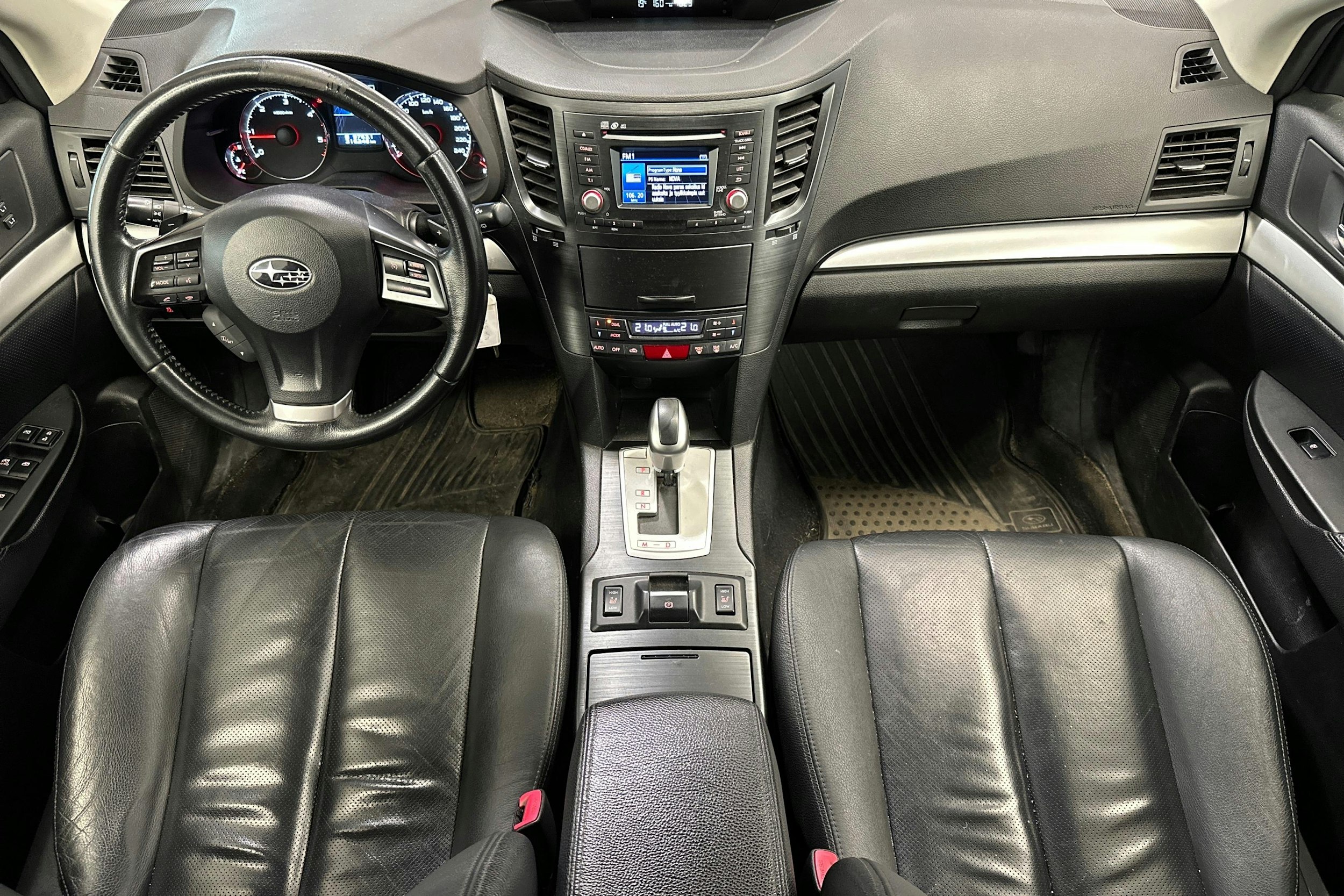 Harmaa Subaru Outback 2013 kuva 9.