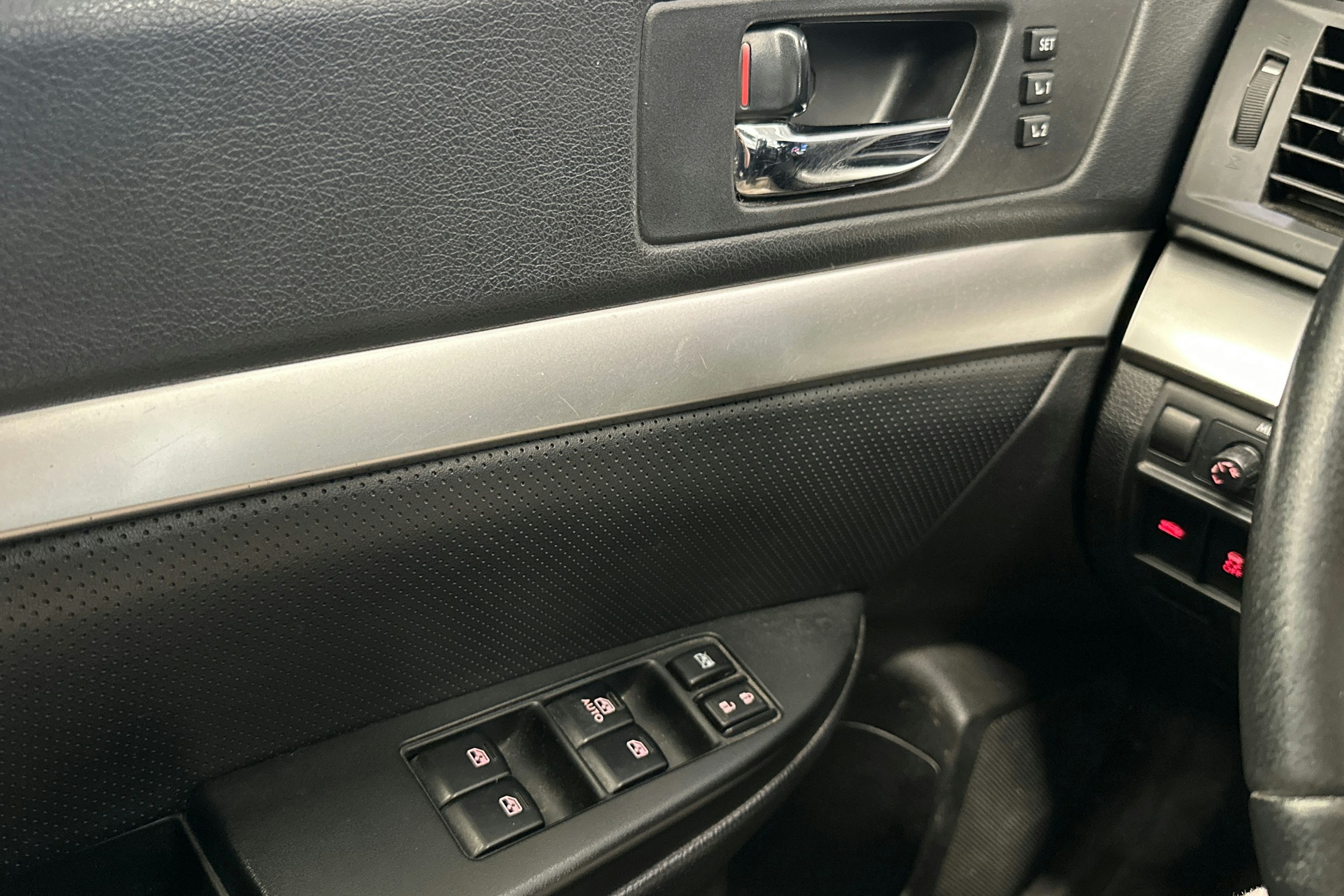 Harmaa Subaru Outback 2013 kuva 15.