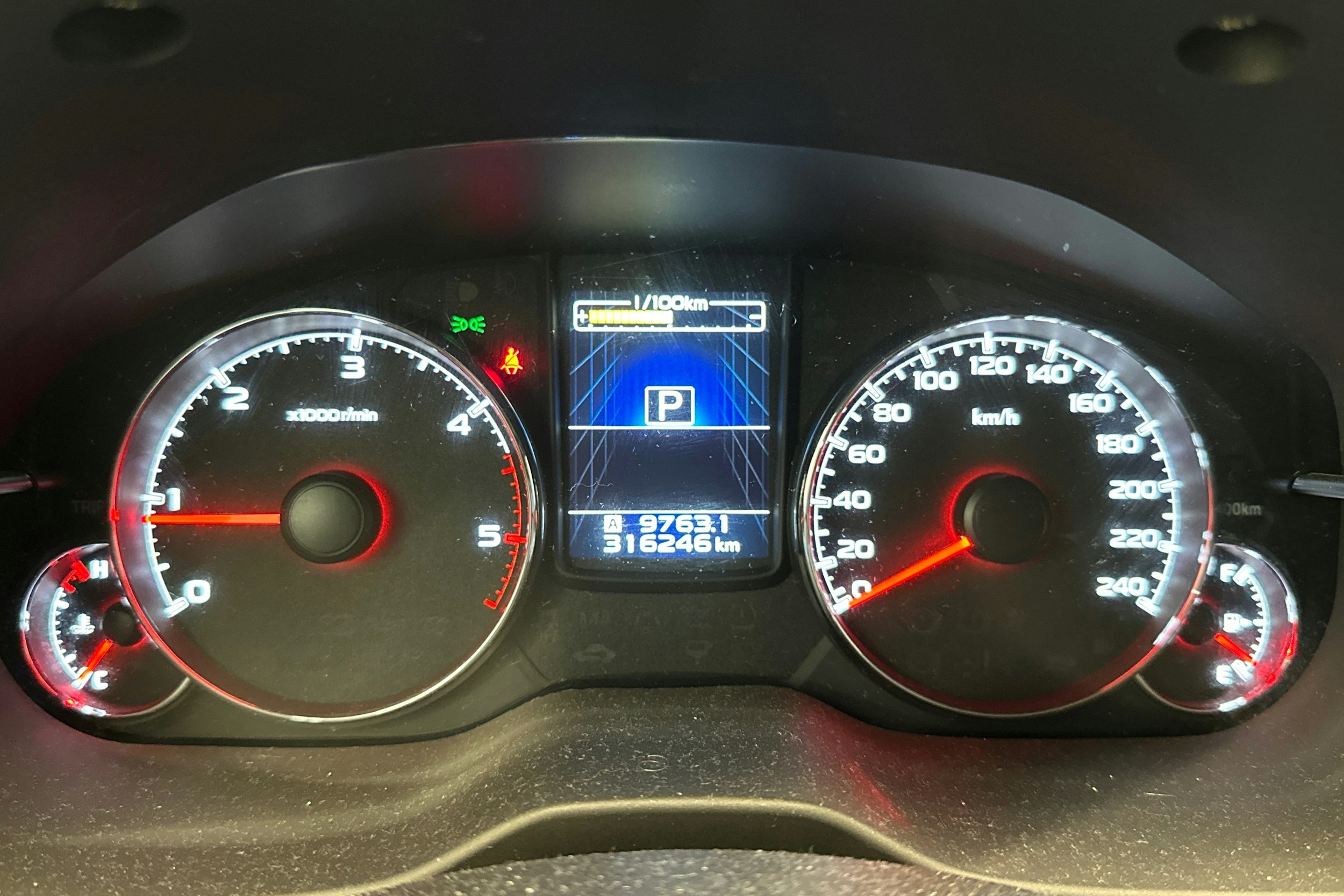Harmaa Subaru Outback 2013 kuva 17.
