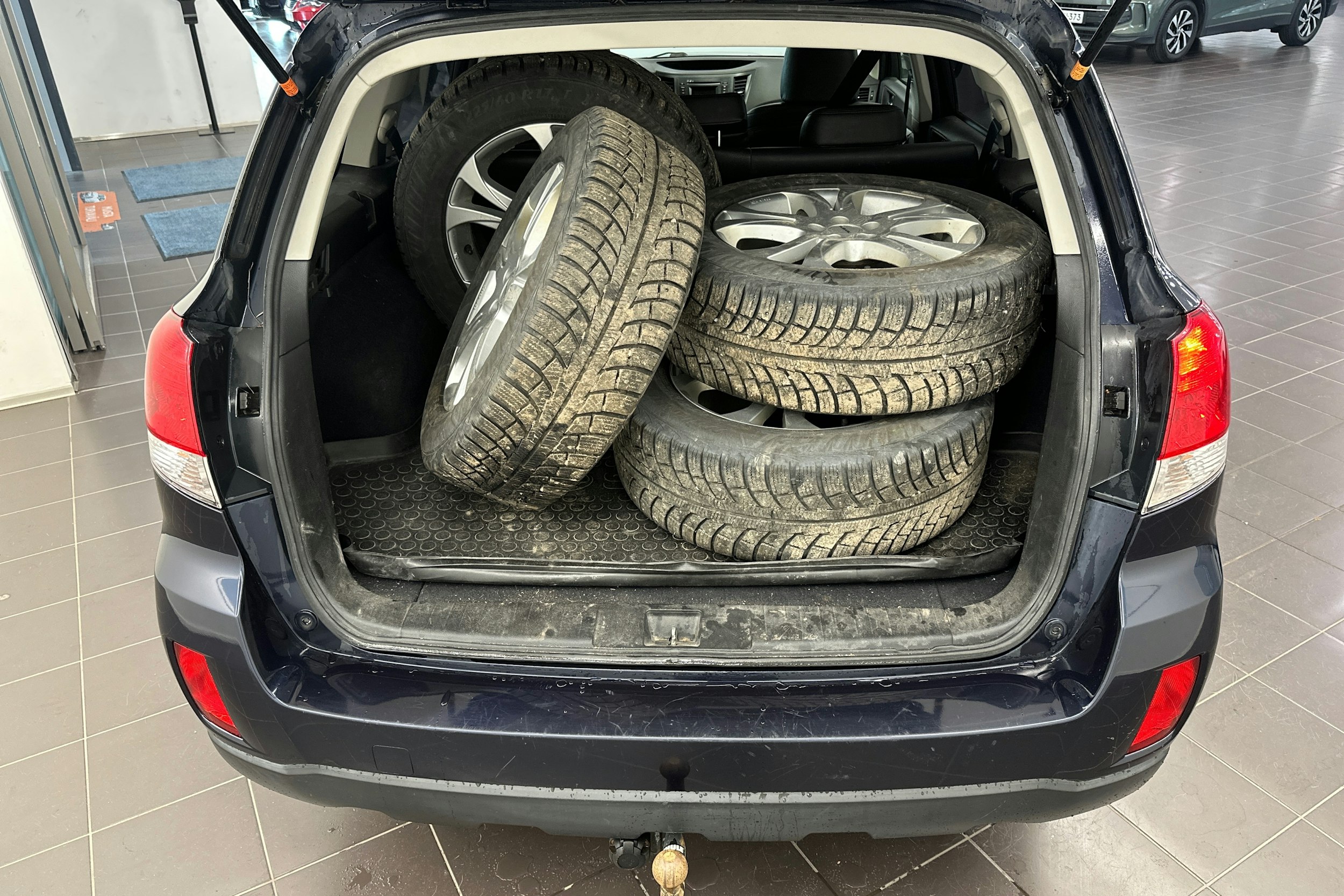 Harmaa Subaru Outback 2013 kuva 22.