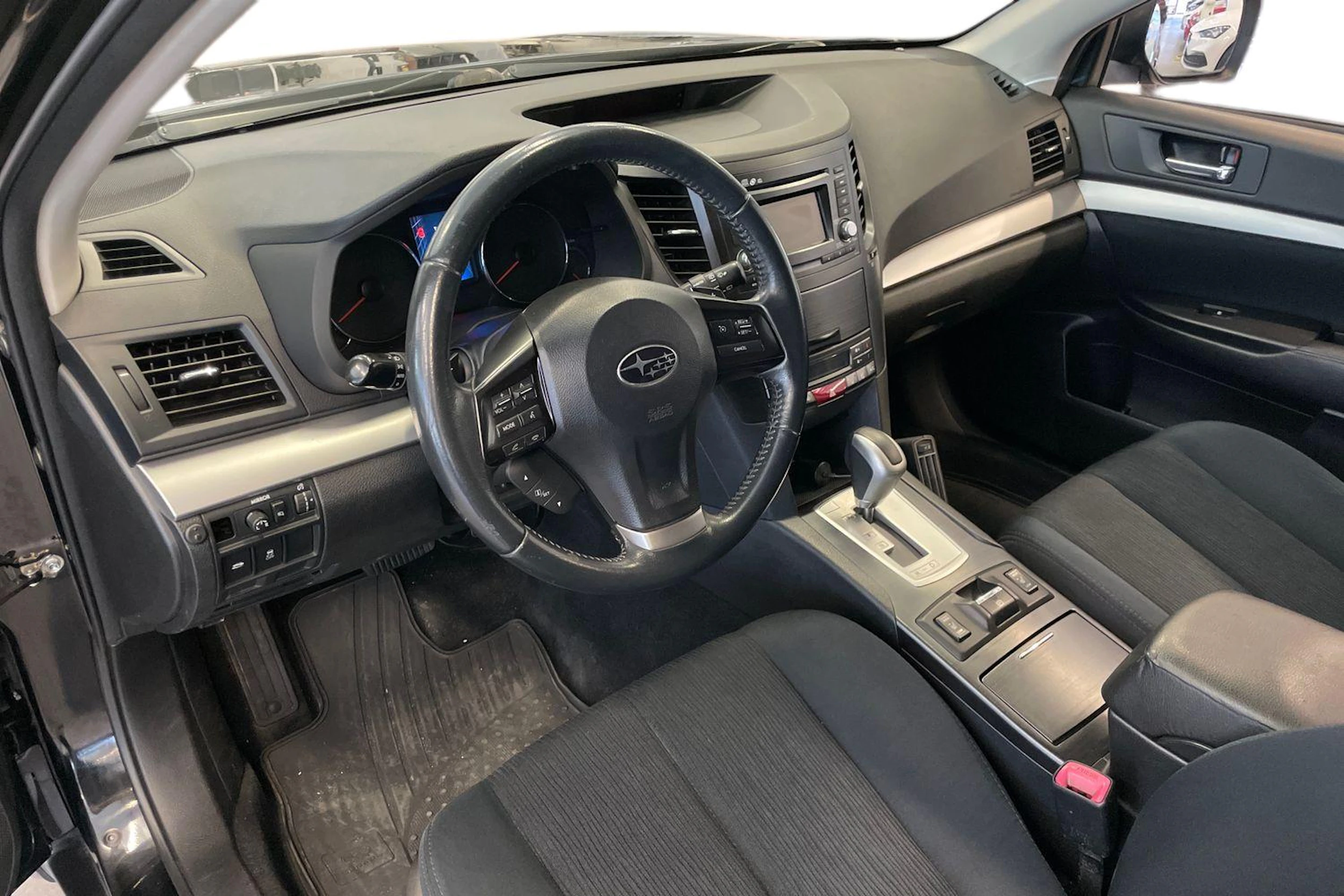 musta Subaru Outback 2014 kuva 6.