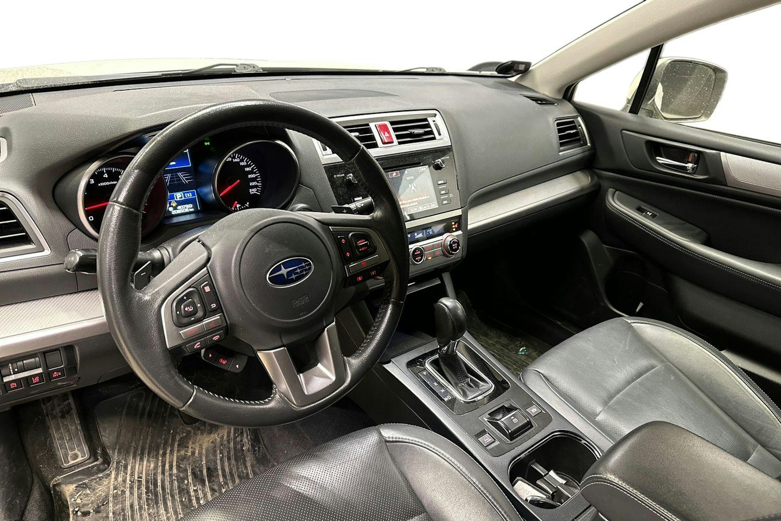 valkoinen Subaru Outback 2015 kuva 3.
