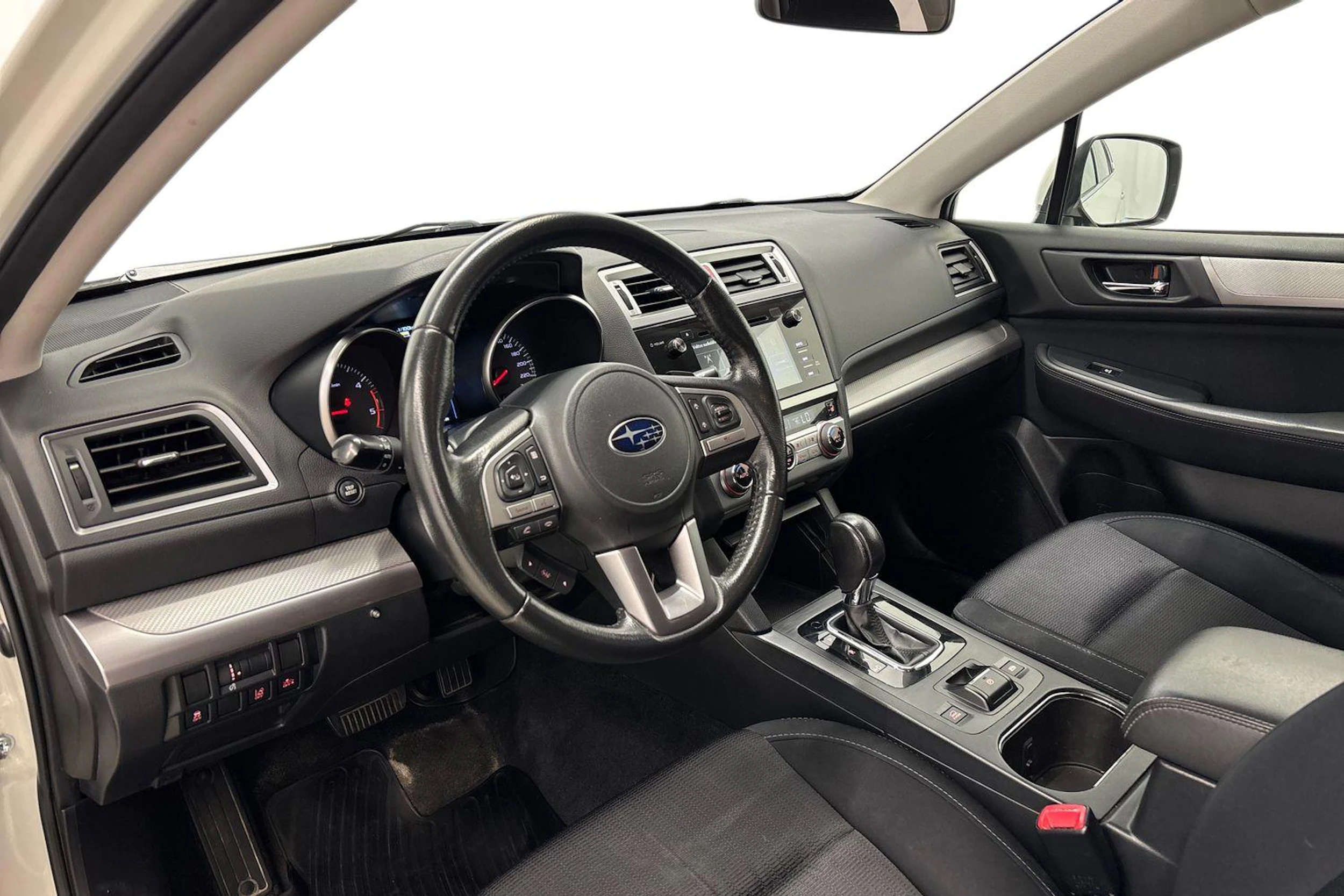 valkoinen Subaru Outback 2015 kuva 6.