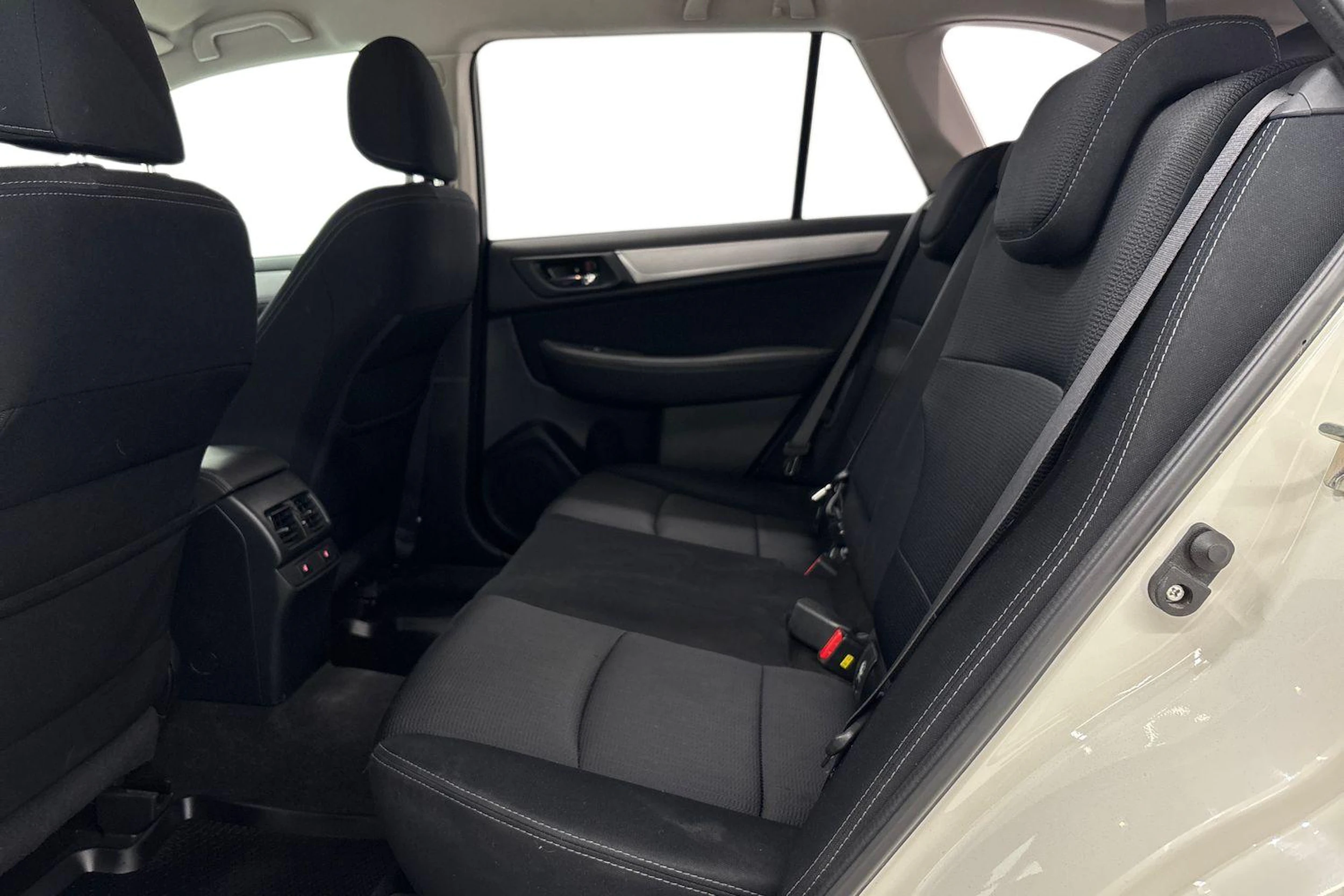 valkoinen Subaru Outback 2015 kuva 8.