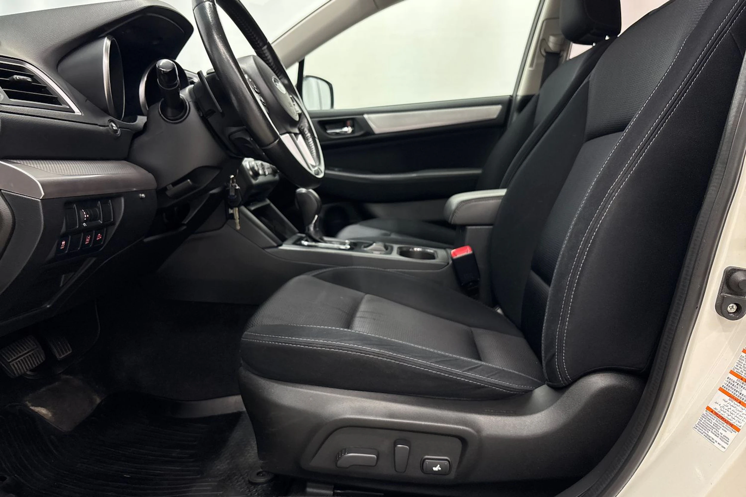valkoinen Subaru Outback 2015 kuva 17.