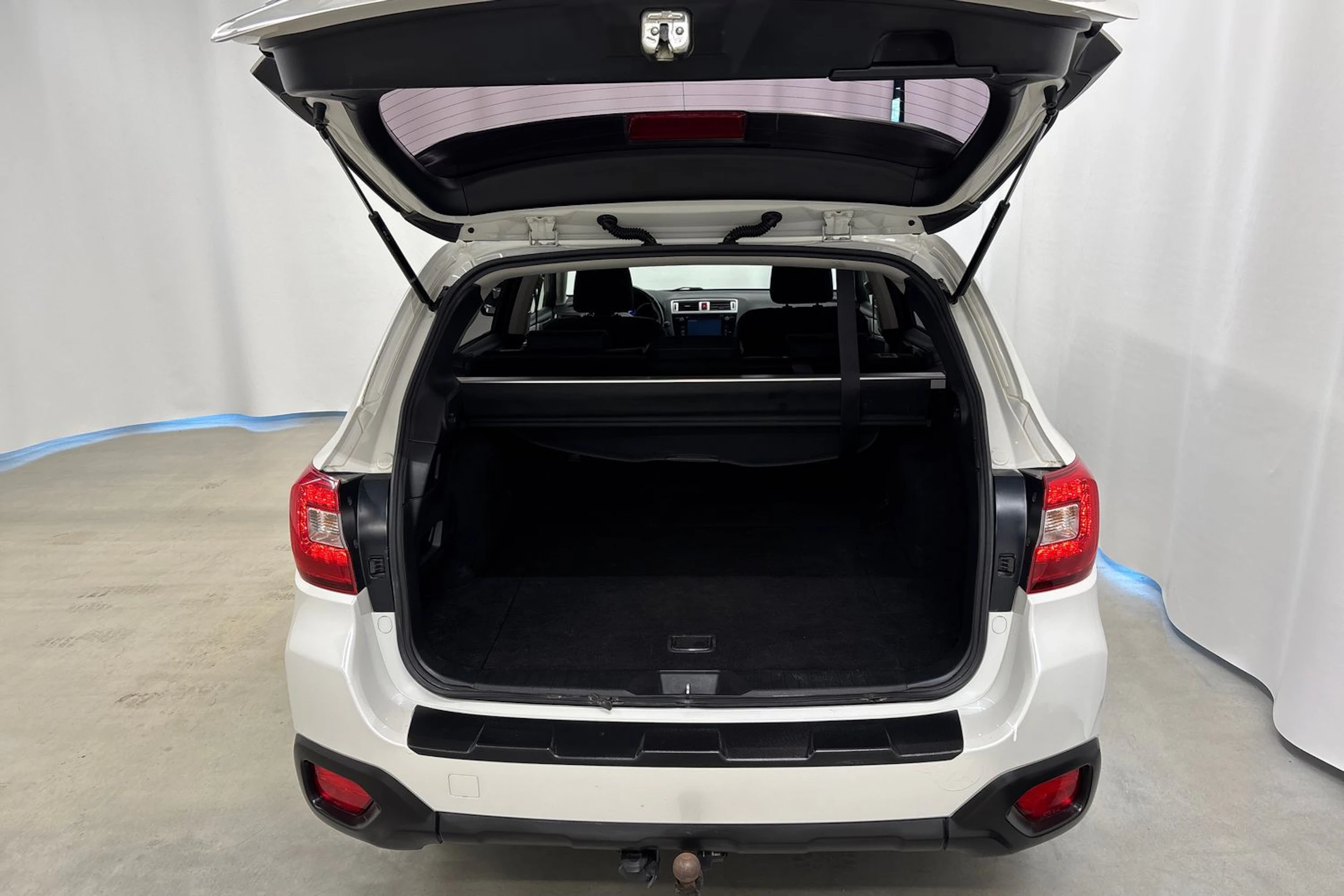 valkoinen Subaru Outback 2015 kuva 19.