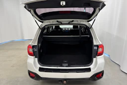 valkoinen Subaru Outback 2015 kuva 19.
