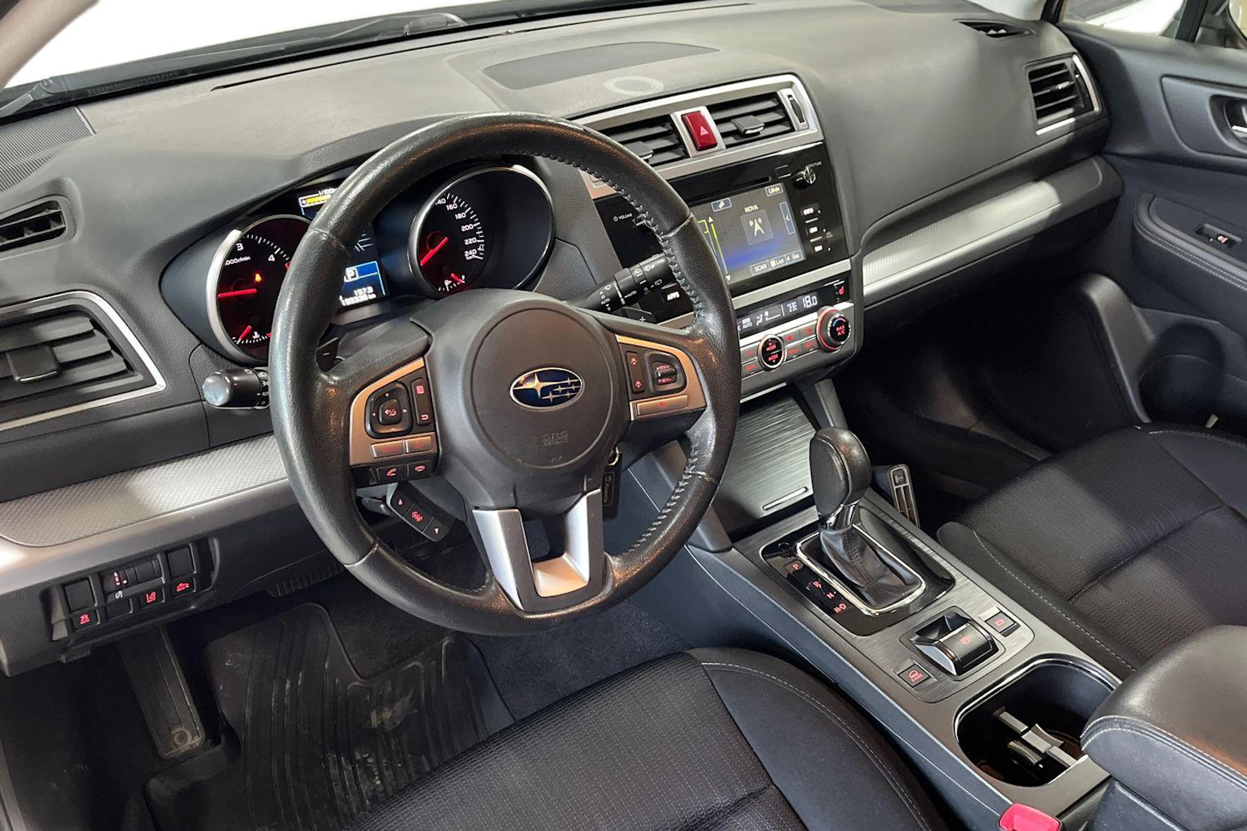 Valkoinen Subaru Outback 2015 kuva 8.