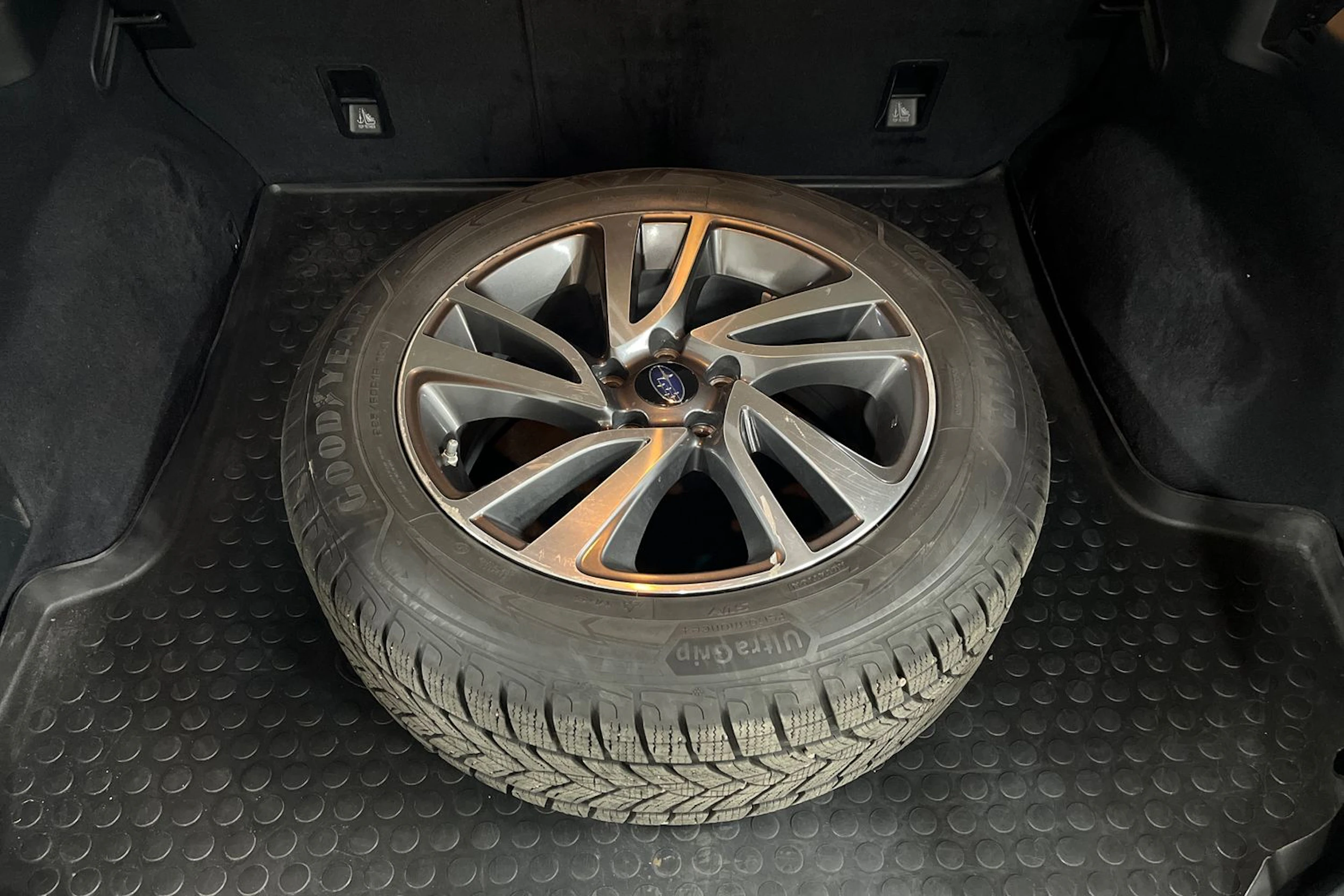 Valkoinen Subaru Outback 2015 kuva 13.
