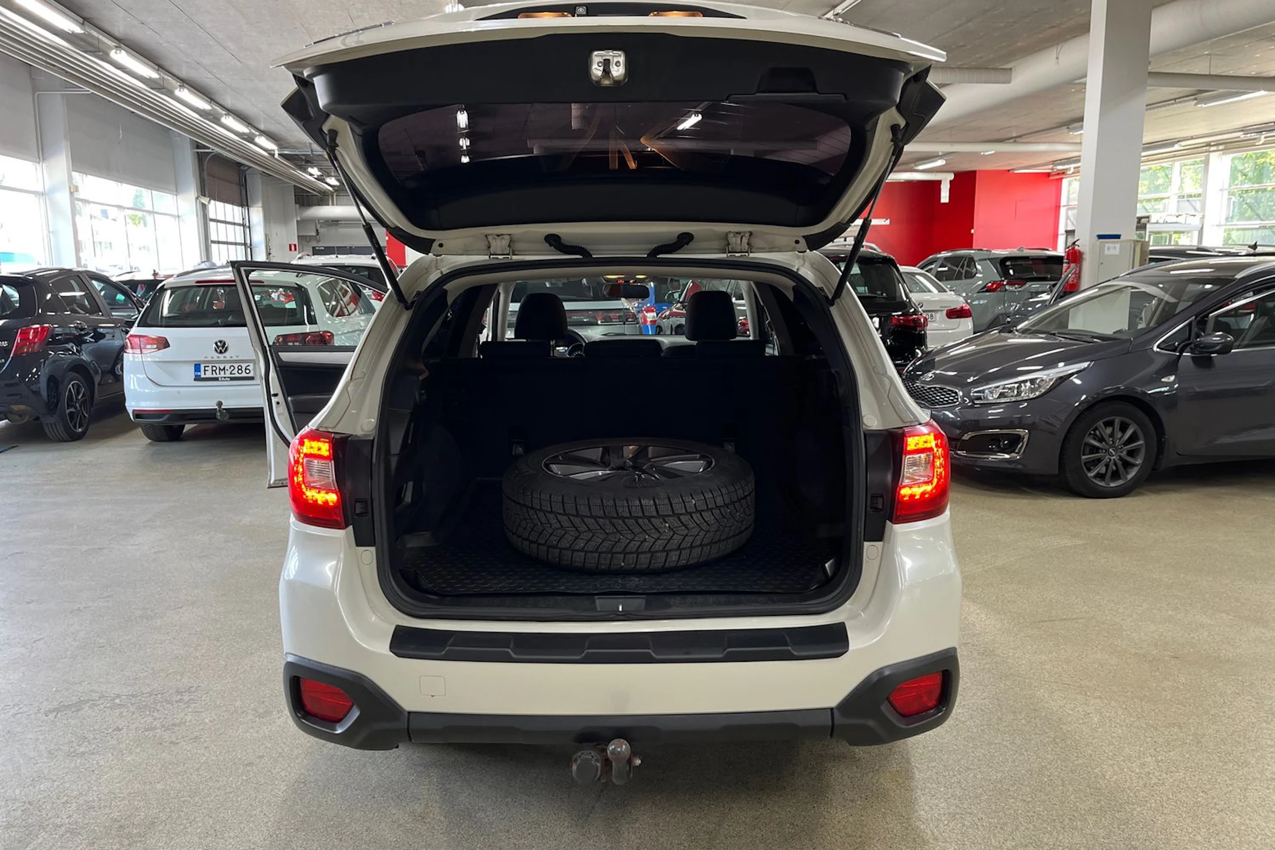 Valkoinen Subaru Outback 2015 kuva 16.