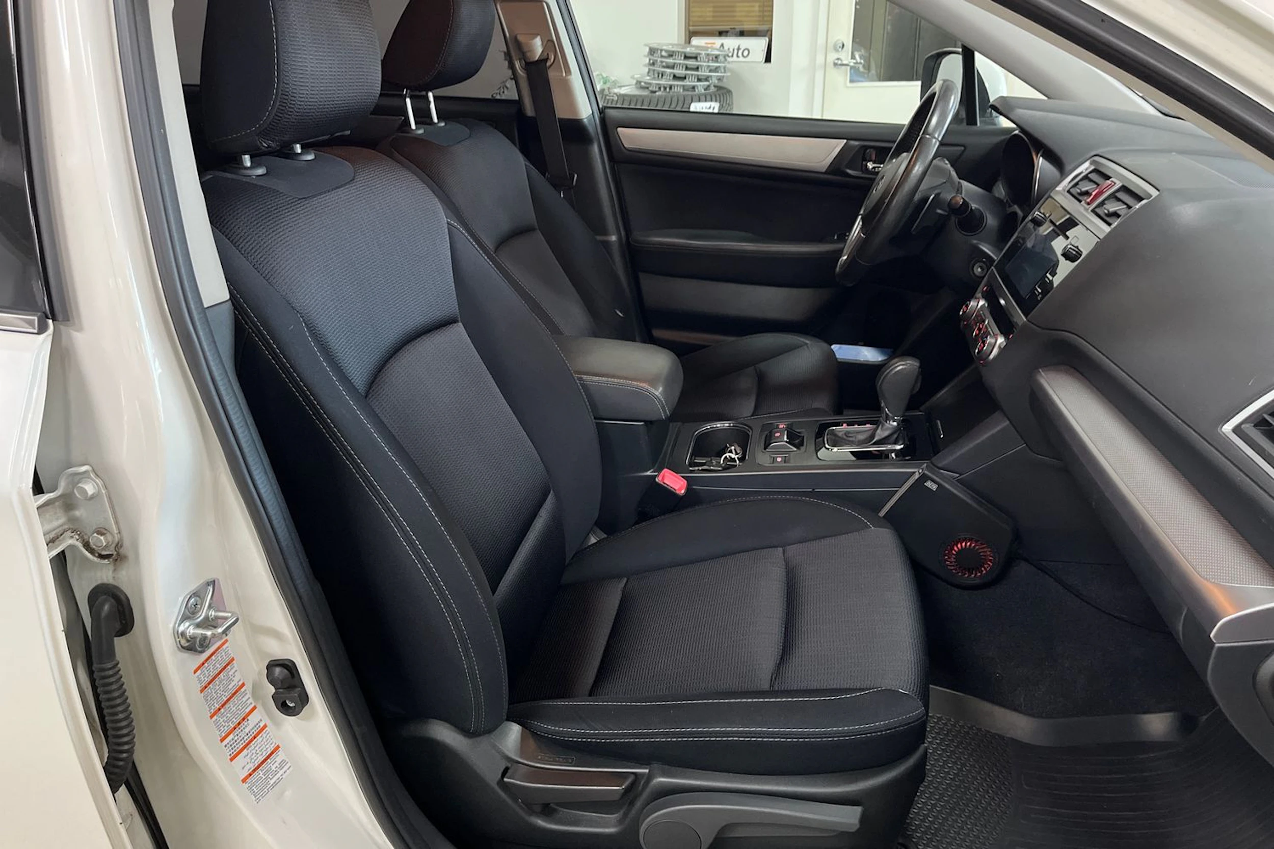 Valkoinen Subaru Outback 2015 kuva 25.