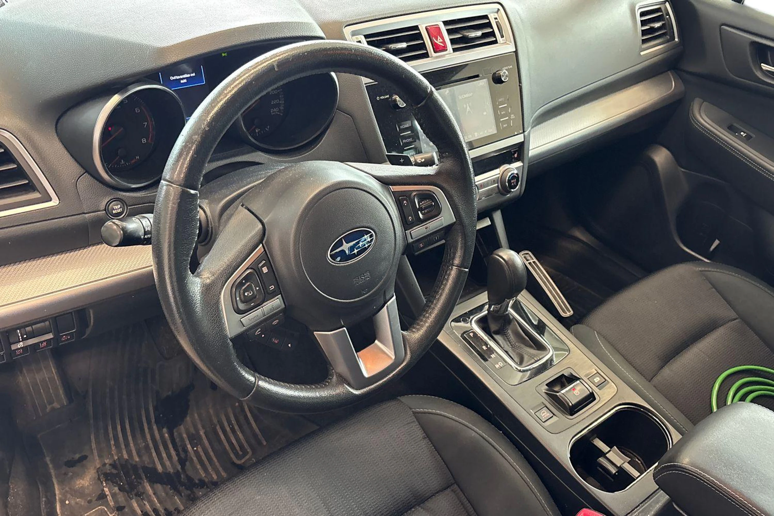 valkoinen Subaru Outback 2016 kuva 3.