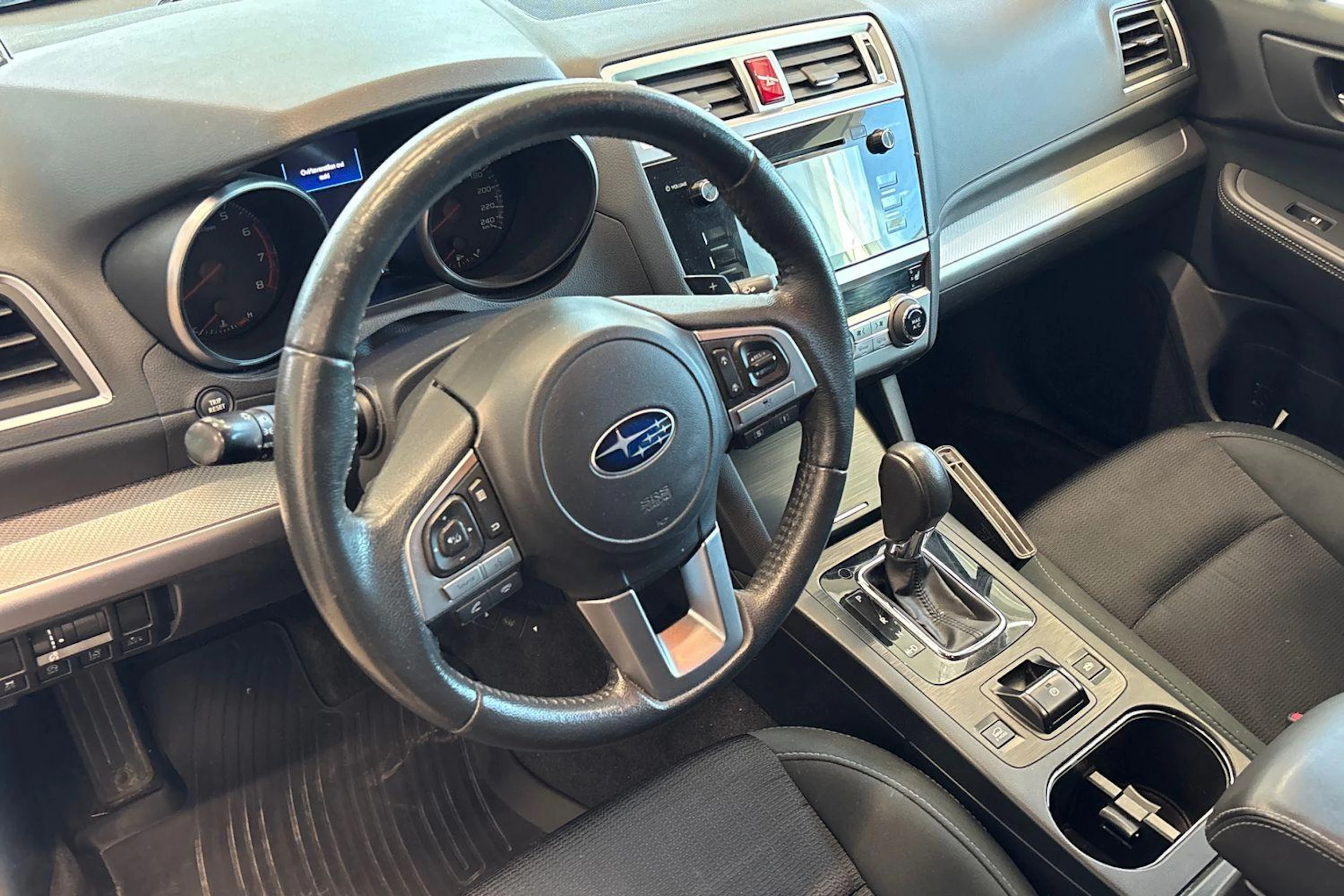 valkoinen Subaru Outback 2016 kuva 6.