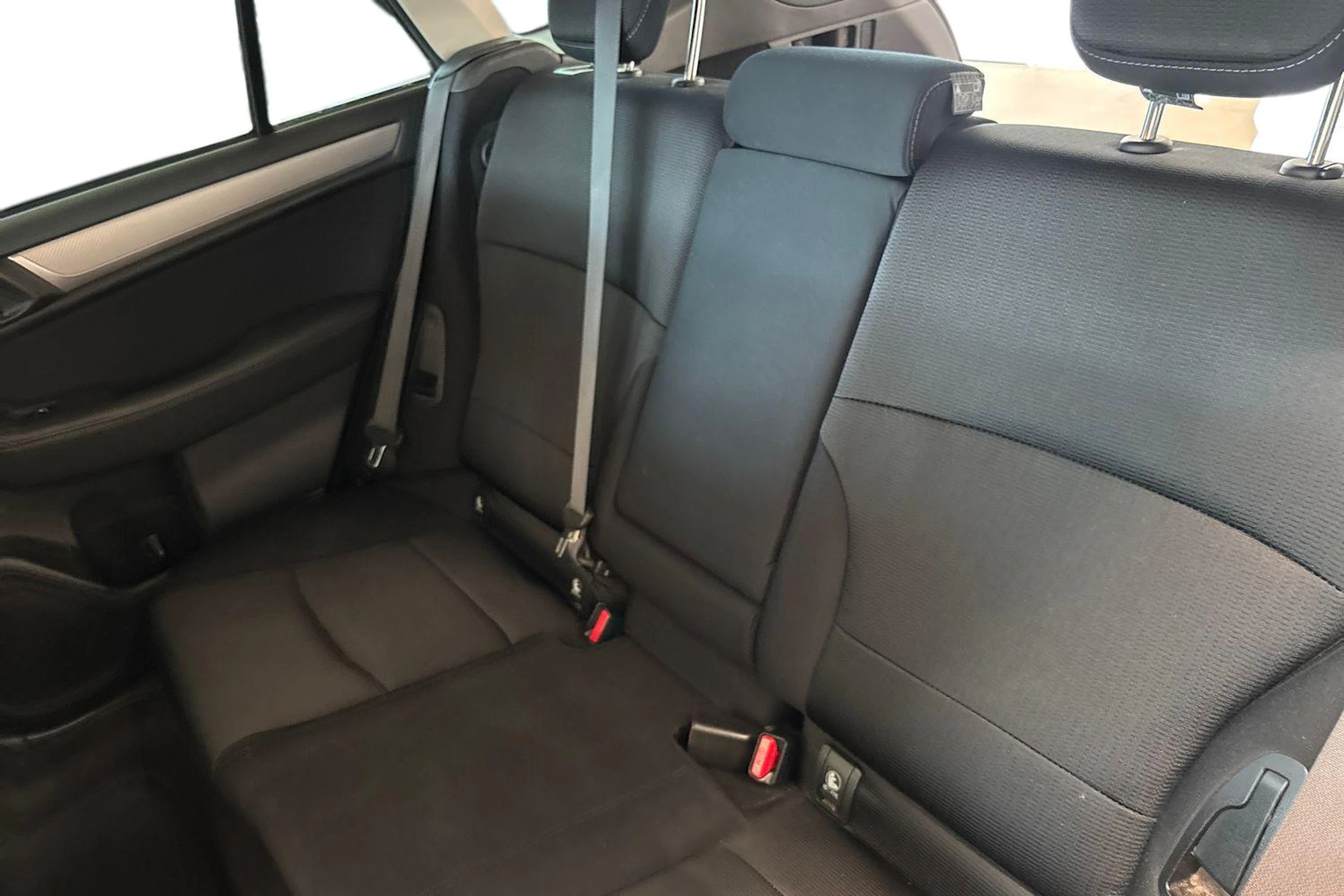 valkoinen Subaru Outback 2016 kuva 8.