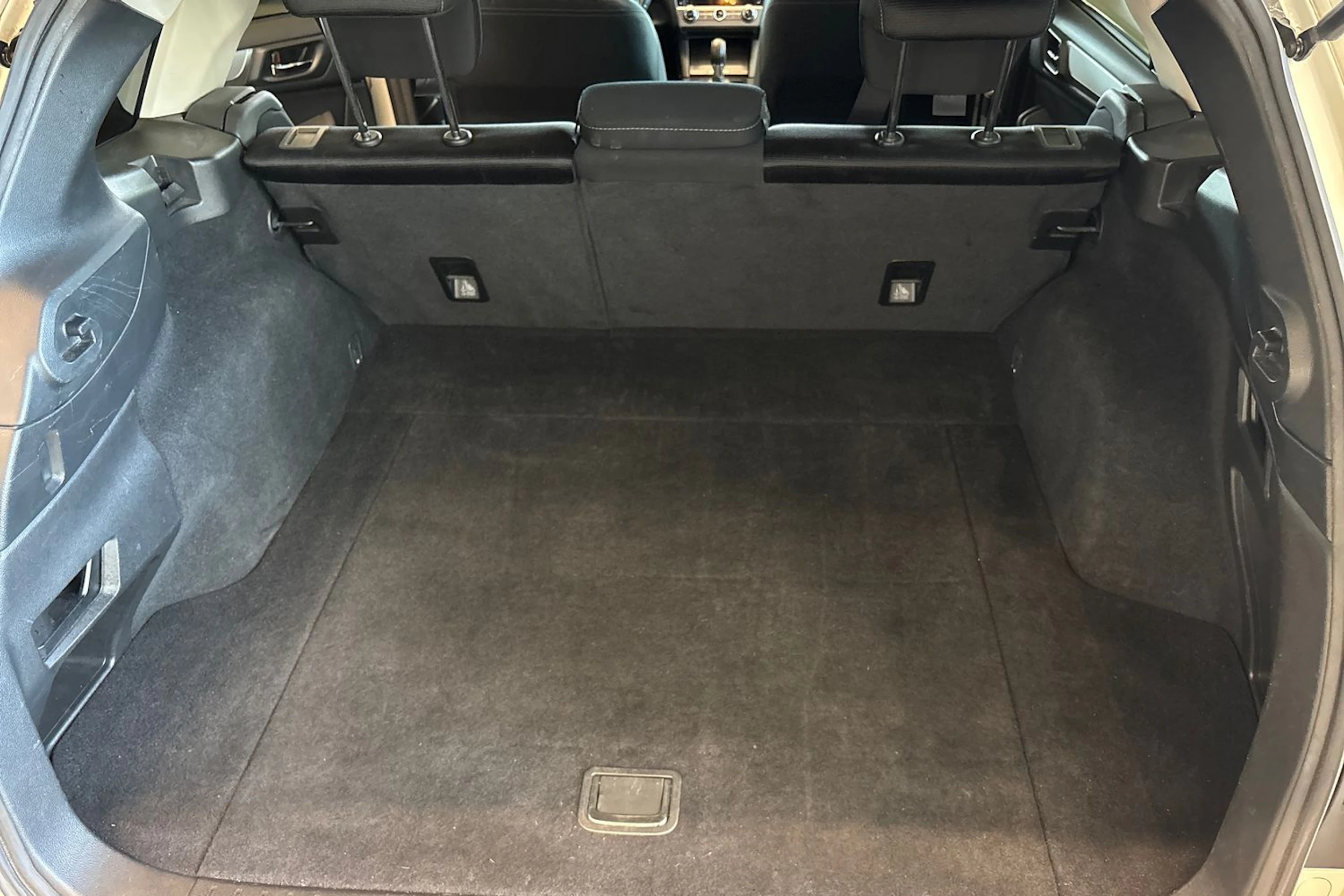 valkoinen Subaru Outback 2016 kuva 12.