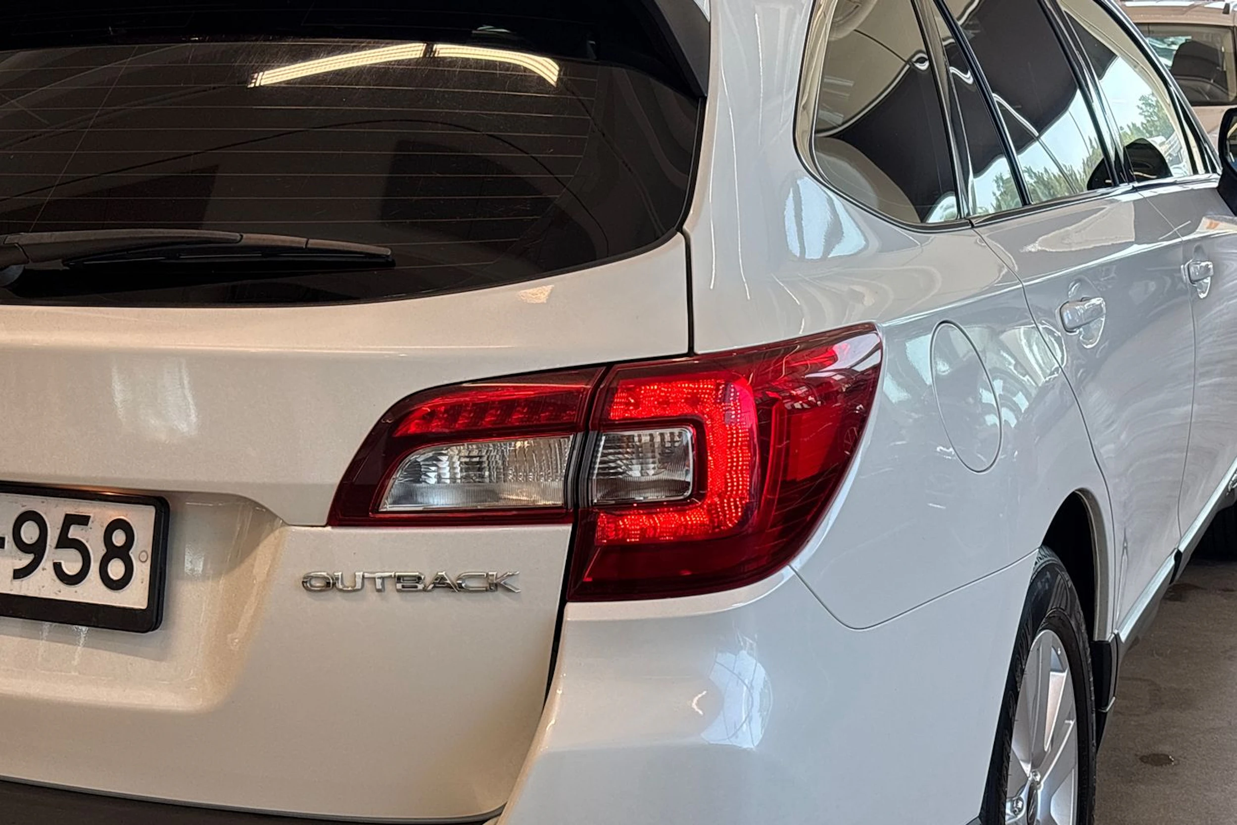 valkoinen Subaru Outback 2016 kuva 17.