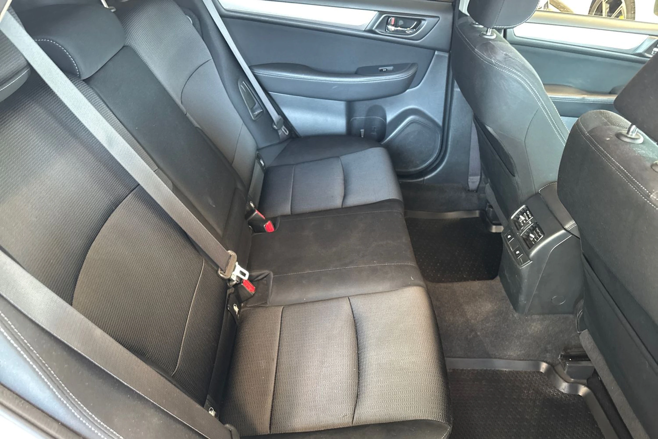 valkoinen Subaru Outback 2016 kuva 19.