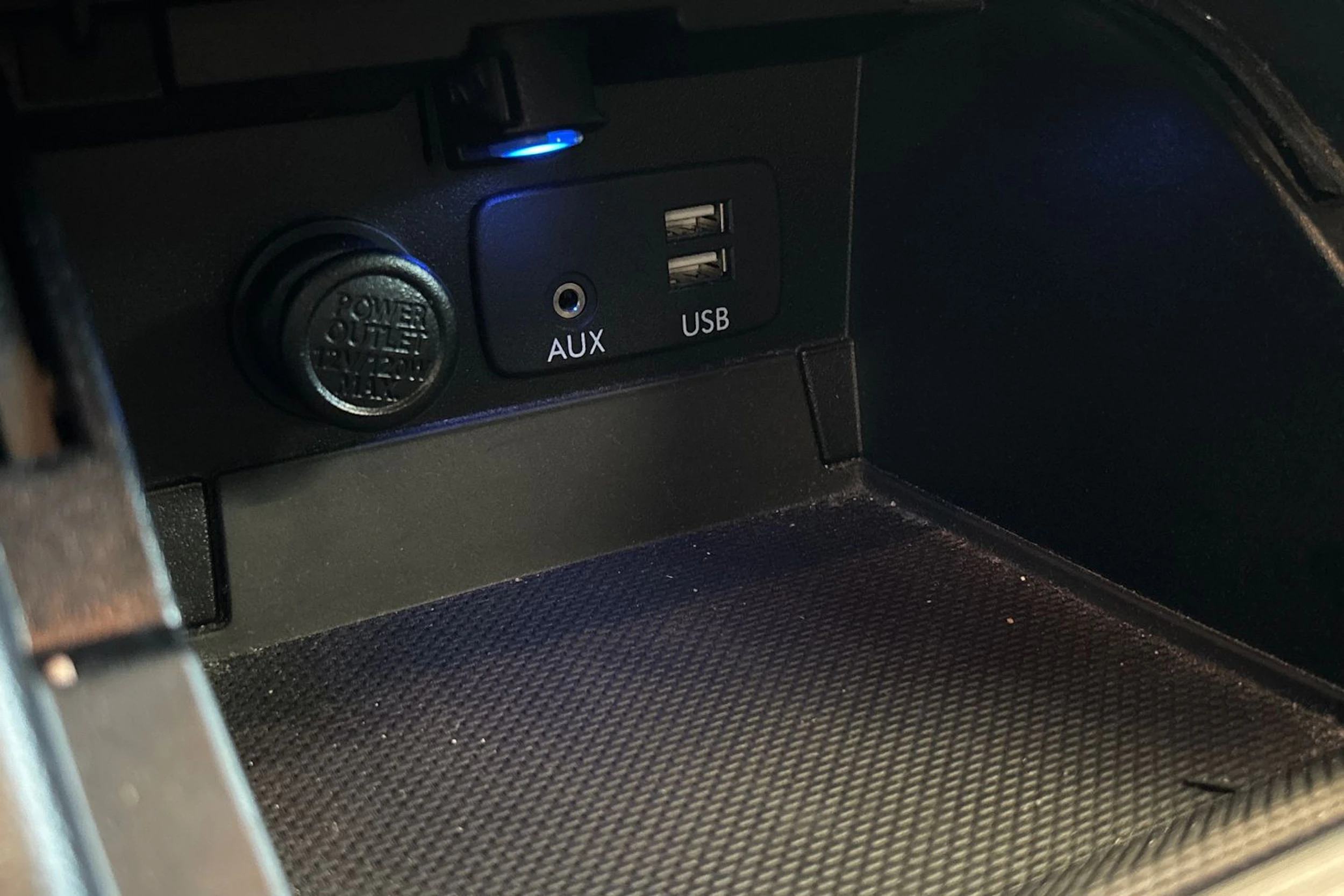 valkoinen Subaru Outback 2016 kuva 27.
