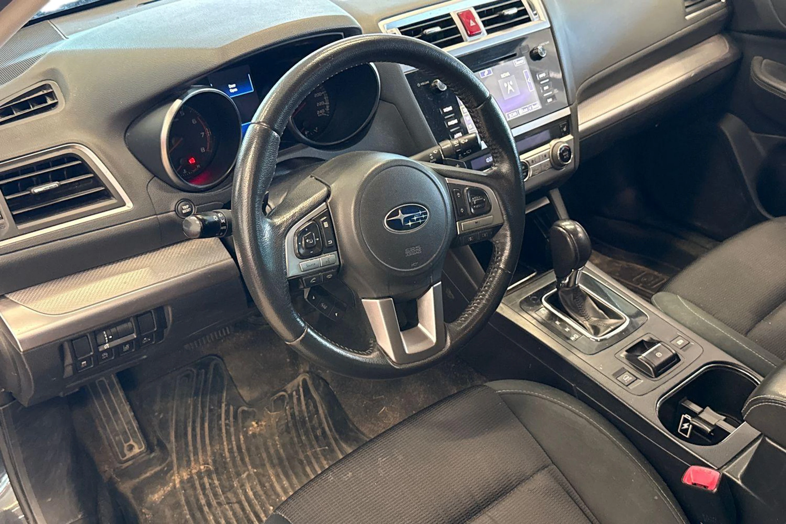 Harmaa Subaru Outback 2016 kuva 3.