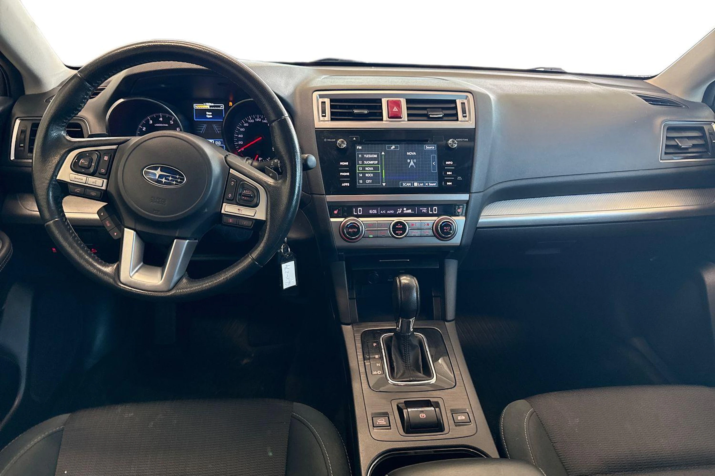 Harmaa Subaru Outback 2016 kuva 7.