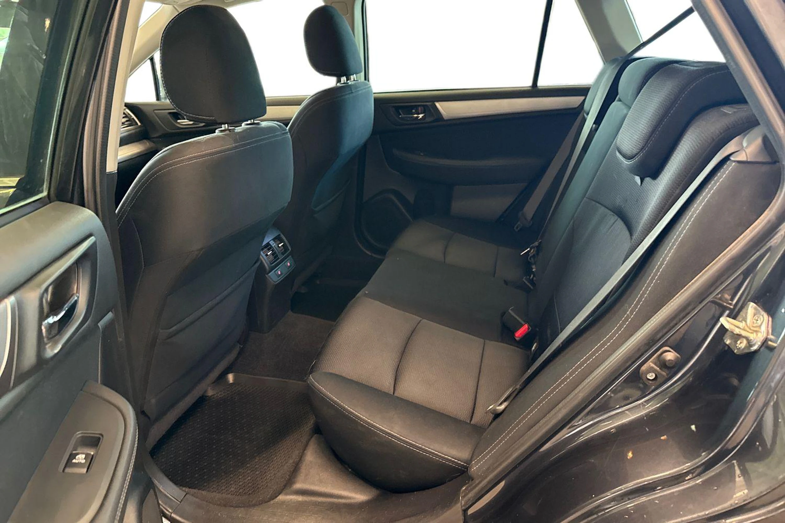 Harmaa Subaru Outback 2016 kuva 8.