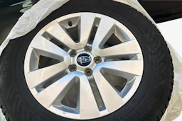 Harmaa Subaru Outback 2016 kuva 9.