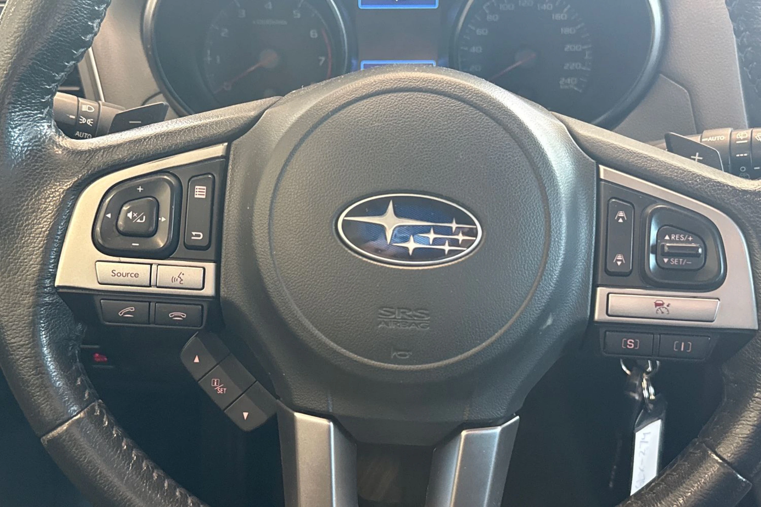 Harmaa Subaru Outback 2016 kuva 11.