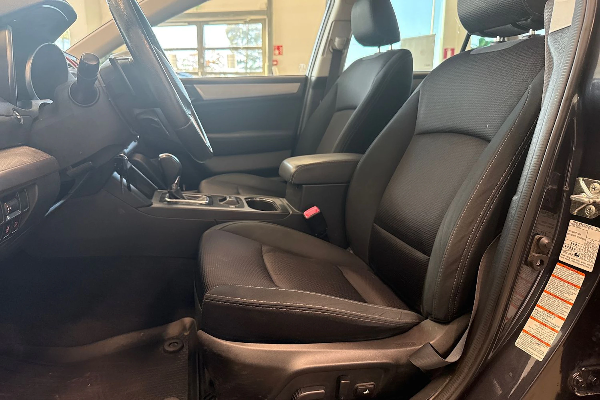 Harmaa Subaru Outback 2016 kuva 18.