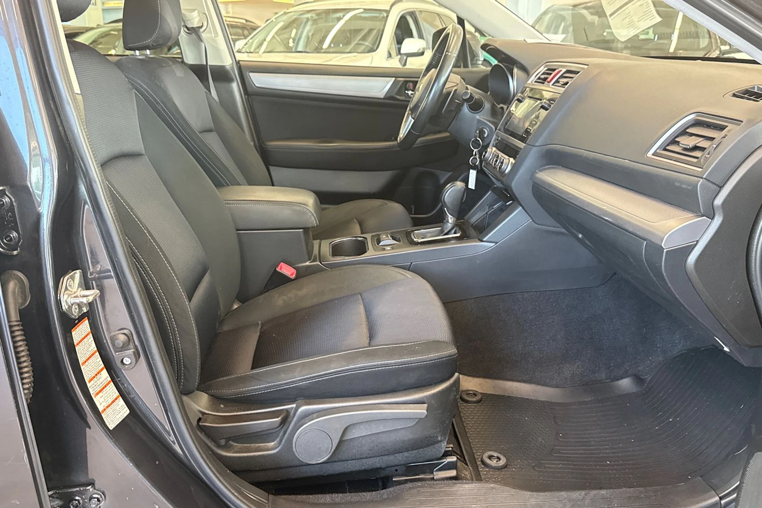 Harmaa Subaru Outback 2016 kuva 22.